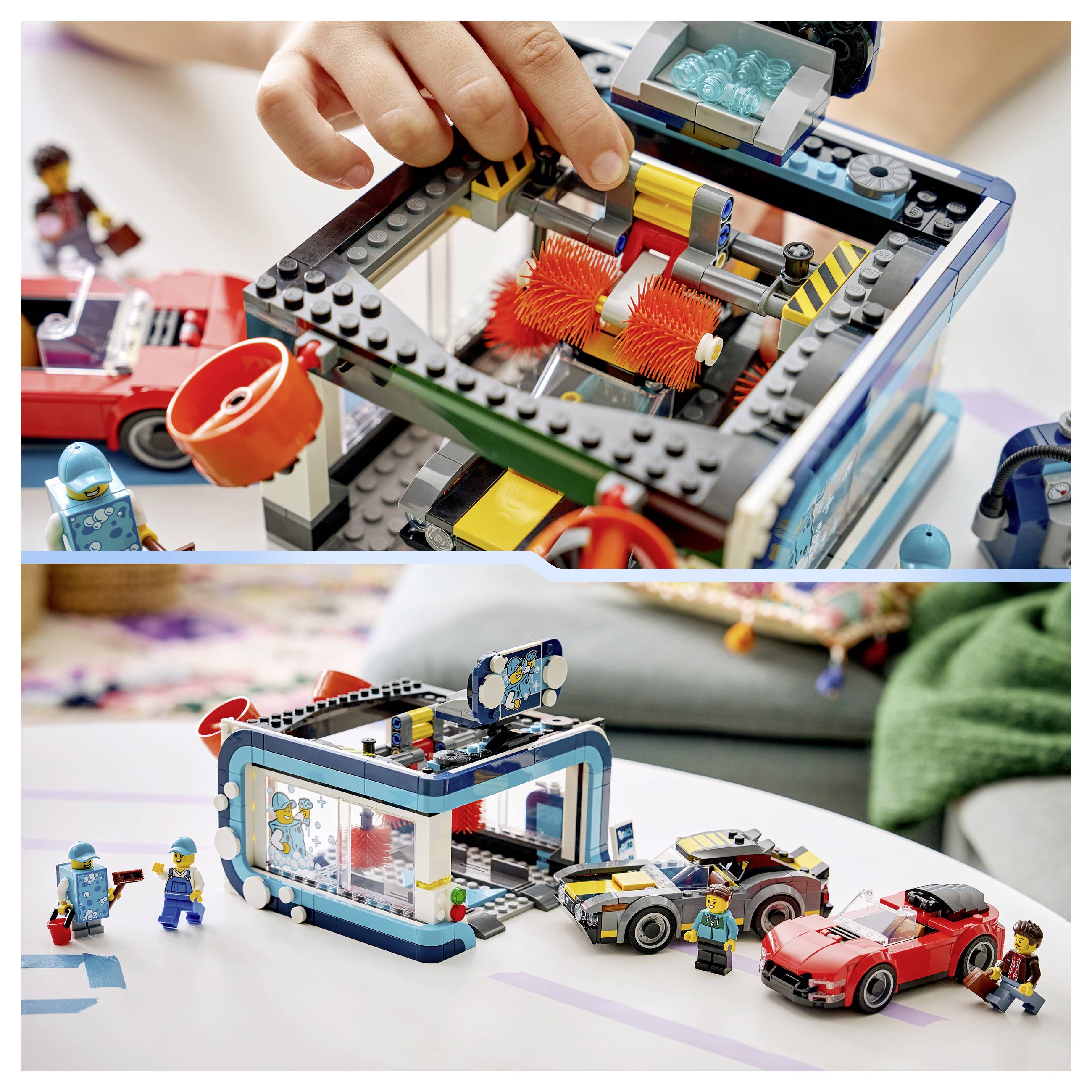 Kind, das ein LEGO-ähnliches Autowäsch-Spielset mit zwei Sportwagen, einer Garage und Minifiguren auf einer Tischplatte zusammenbaut.