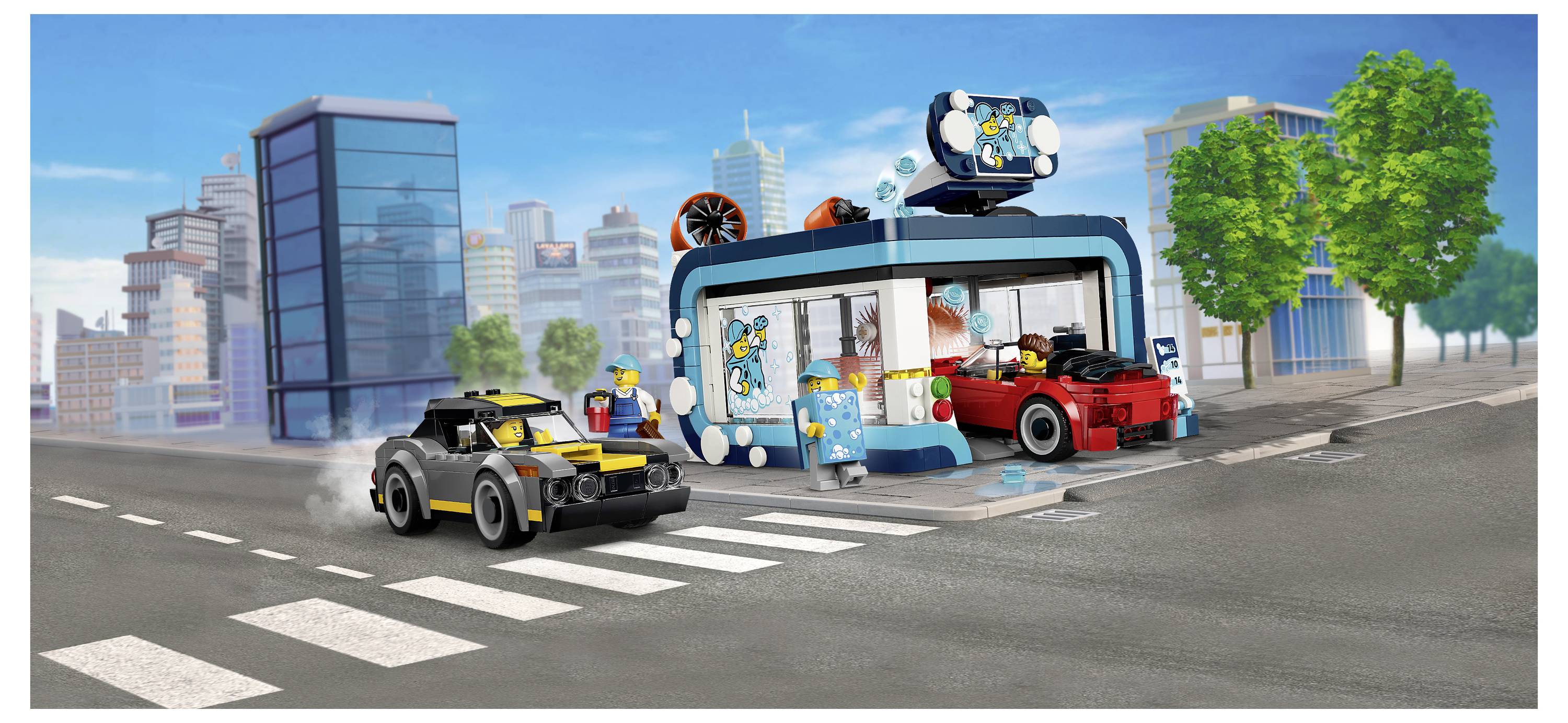 Cartoon-Stadtstraße mit einem blauen Bus, der an einer Ecke hält, einem roten Sportwagen und einem schwarzen Auto; Arbeiter stehen in der Nähe zwischen Gebäuden und Bäumen.