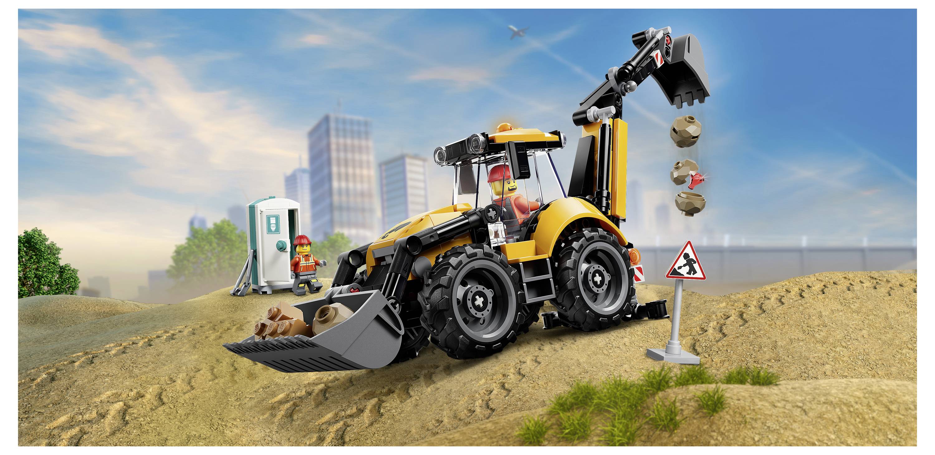 Gelber Baggerlader mit Baggerschaufel und Schaufel arbeitet auf einem sandigen Gelände in der Nähe eines Warnschildes, eines Arbeiters und kleiner Ausrüstung in einer städtischen Umgebung.