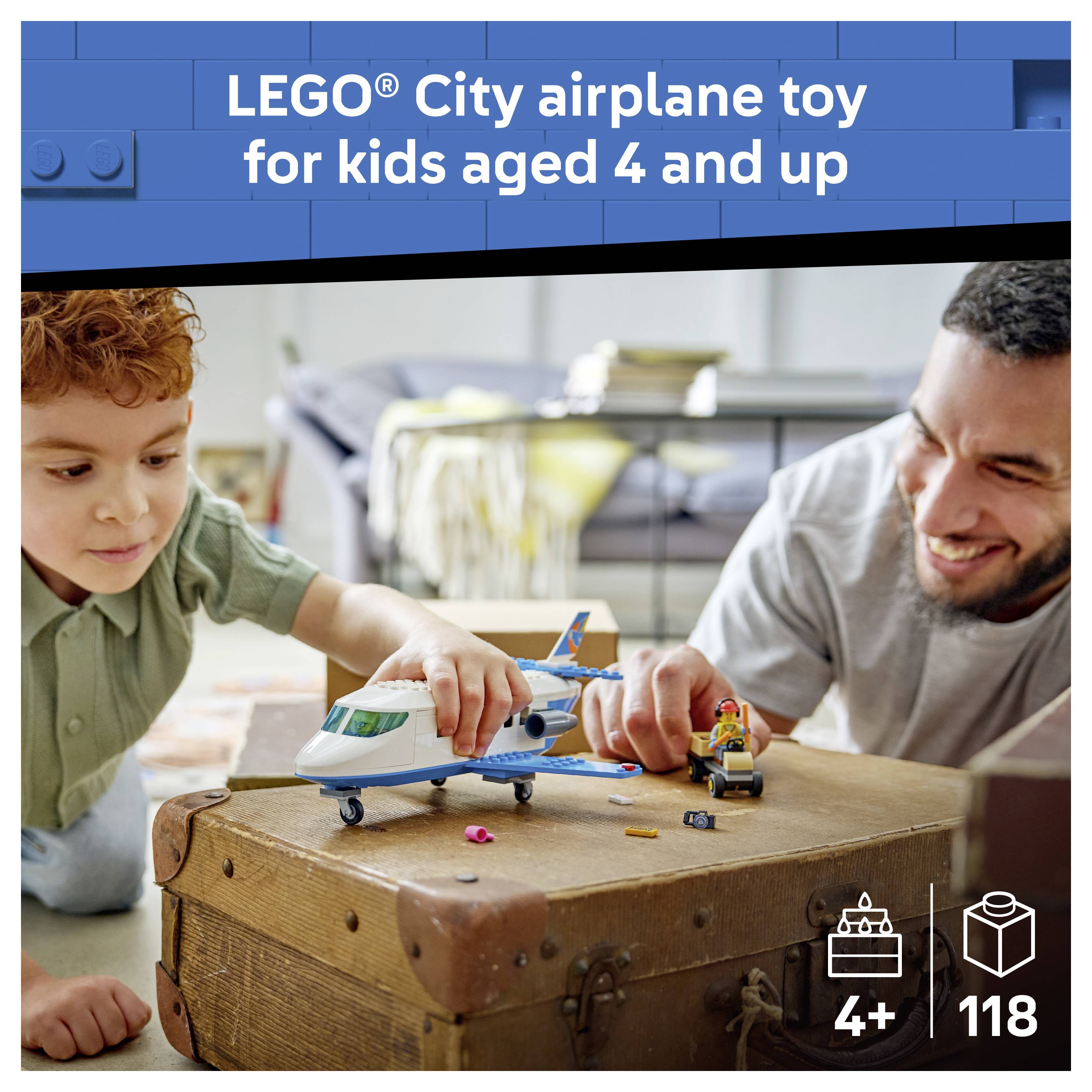 LEGO City Flugzeug-Spielzeug für Kinder ab 4 Jahren, zeigt ein Kind und einen Erwachsenen, die gemeinsam mit einem zusammensetzbaren Flugzeug spielen; das Set enthält 118 Teile.