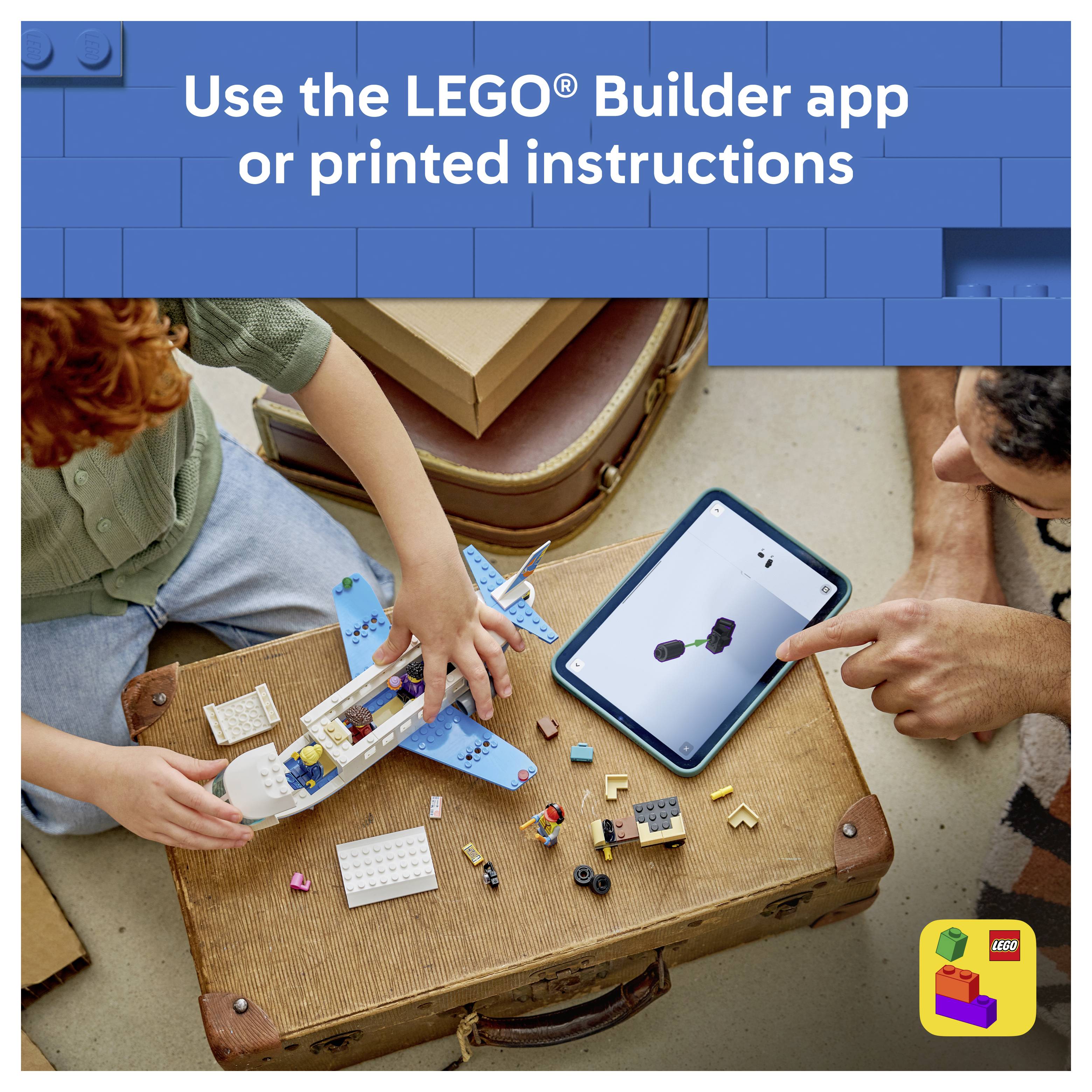 Kinder bauen ein LEGO-Flugzeug mit gedruckten Anweisungen auf einem Tablet neben den Teilen, mit dem Text „Verwenden Sie die LEGO Builder-App oder gedruckte Anweisungen
