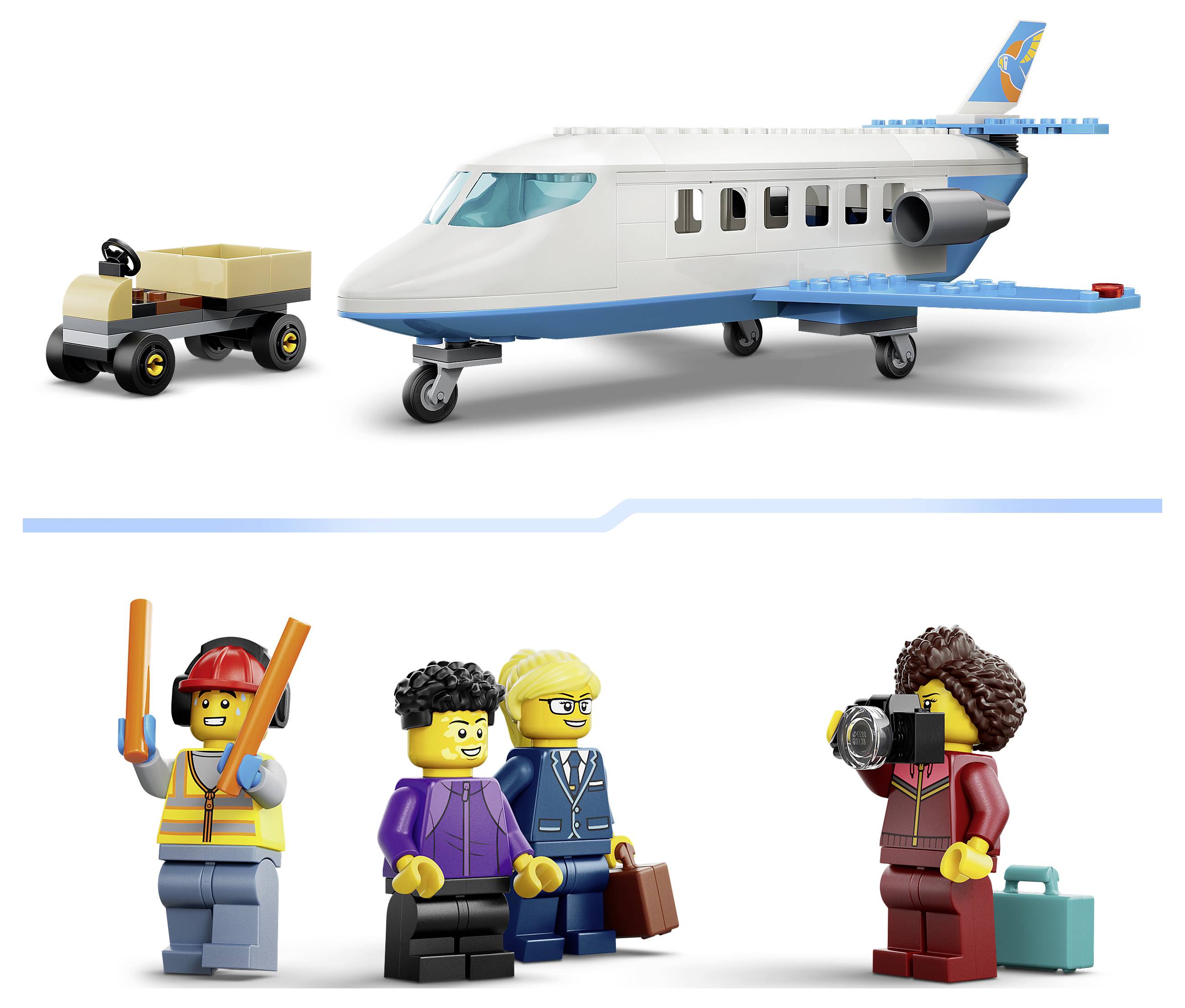 LEGO-Flughafen-Szenerie mit einem kleinen Passagierflugzeug und einem Gepäckwagen über einer Linie, und drei Personen darunter: ein Bodenpersonal, das Anweisungen gibt, zwei Reisende mit Gepäck, und ein Fotograf