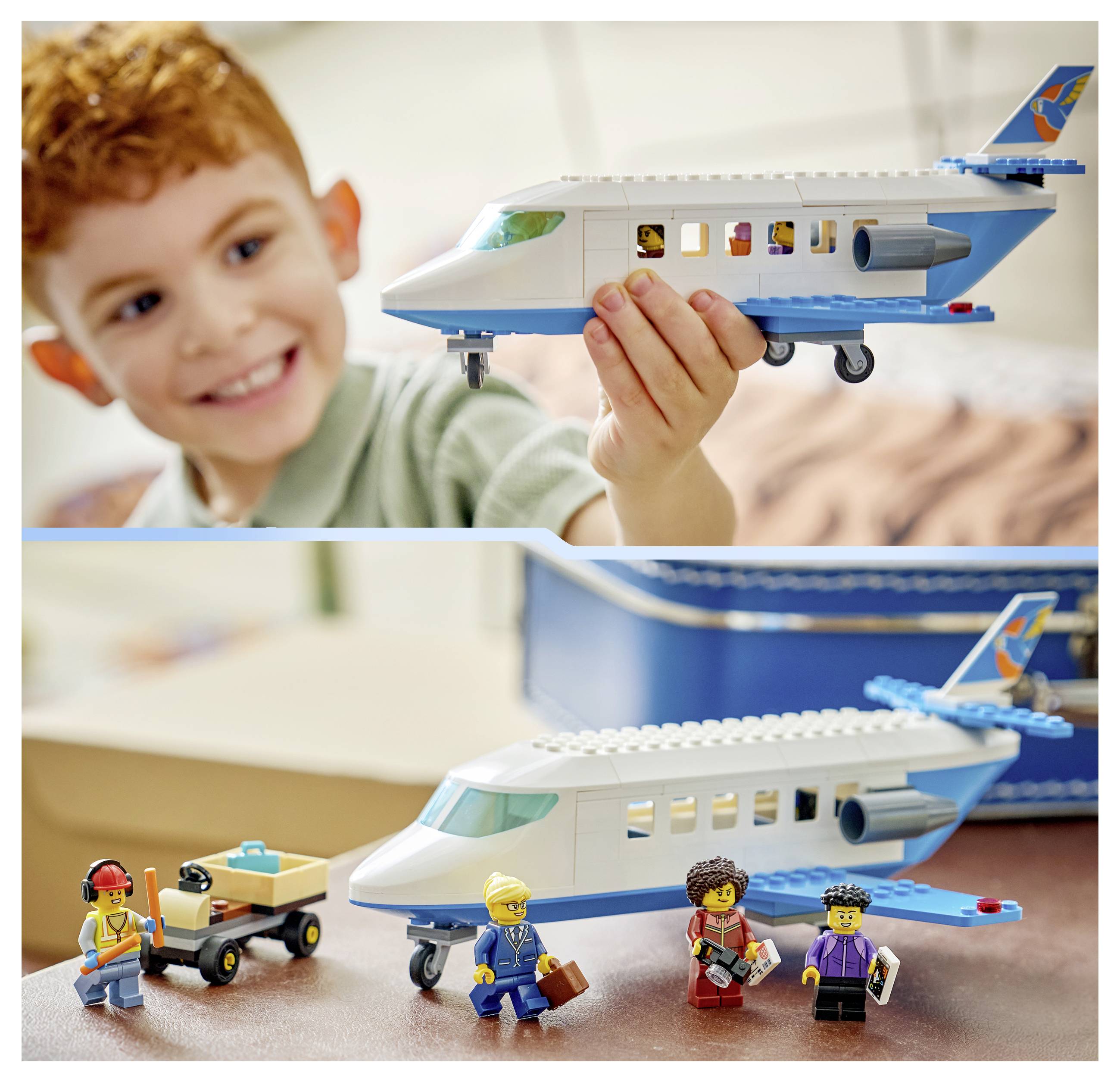Junger Junge hält ein LEGO-ähnliches Flugzeugspielzeug; darunter ist das Flugzeug mit Minifiguren und einem kleinen Kofferwagen auf einem Tisch ausgestellt.