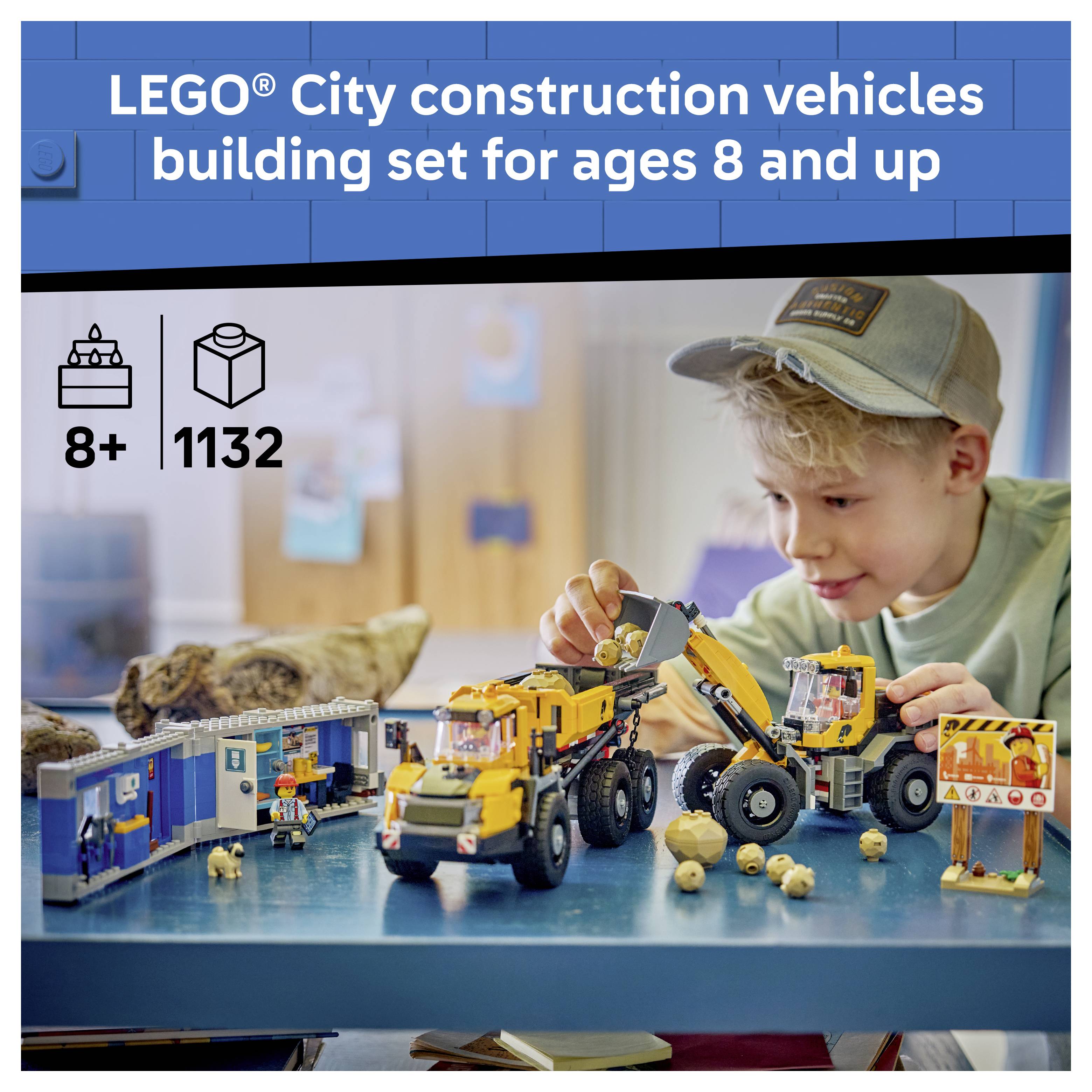 LEGO City Bauset mit Baufahrzeugen für Kinder ab 8 Jahren, 1132 Teile, gezeigt mit einem Kind, das mit einem Kipplaster, Bagger und Bauplatzszene spielt.