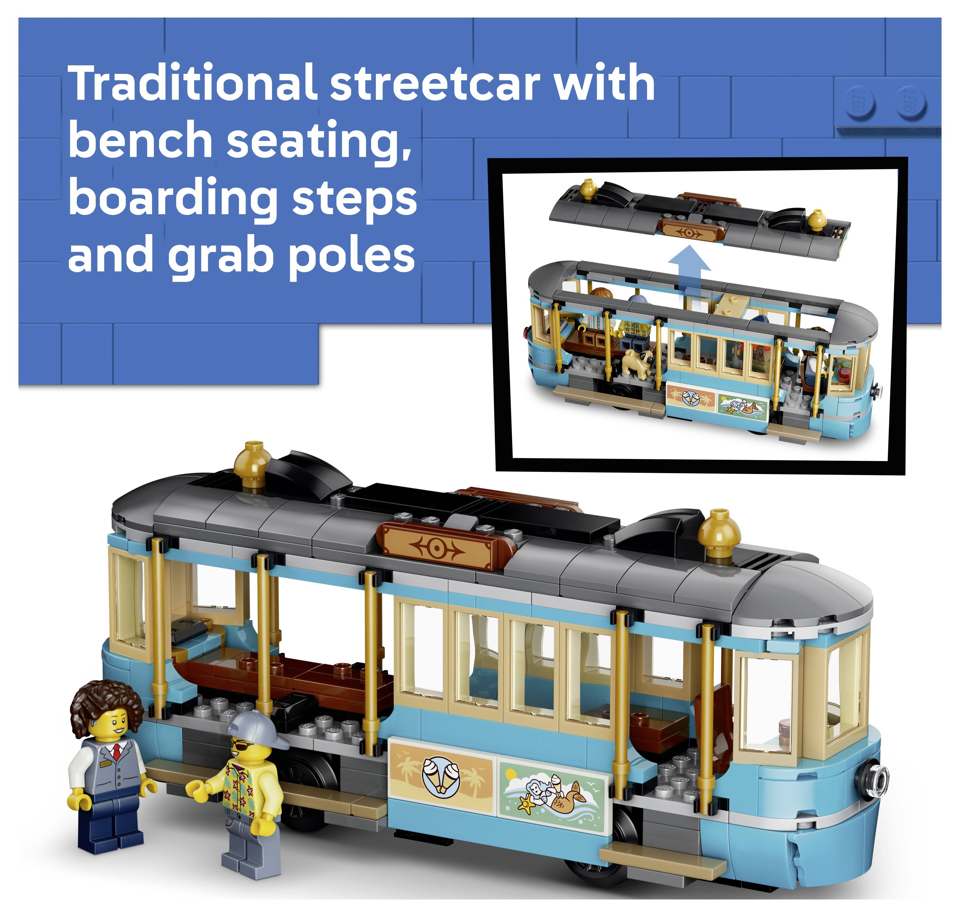 Abbildung einer traditionellen LEGO-Straßenbahn mit Banksitzen, Einstiegsstufen und Haltestangen, gezeigt mit zwei Minifiguren und einer kleinen Abbildung des Dachdetails.