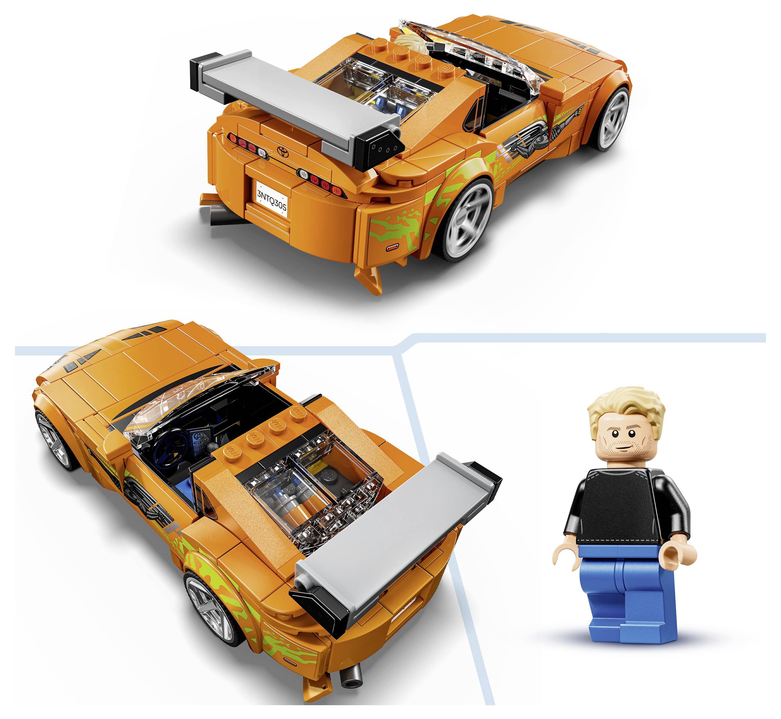 Orange Spielzeugauto im LEGO-Stil, gezeigt aus Heck- und Draufsicht neben einer blonden Minifigur auf weißem Hintergrund.