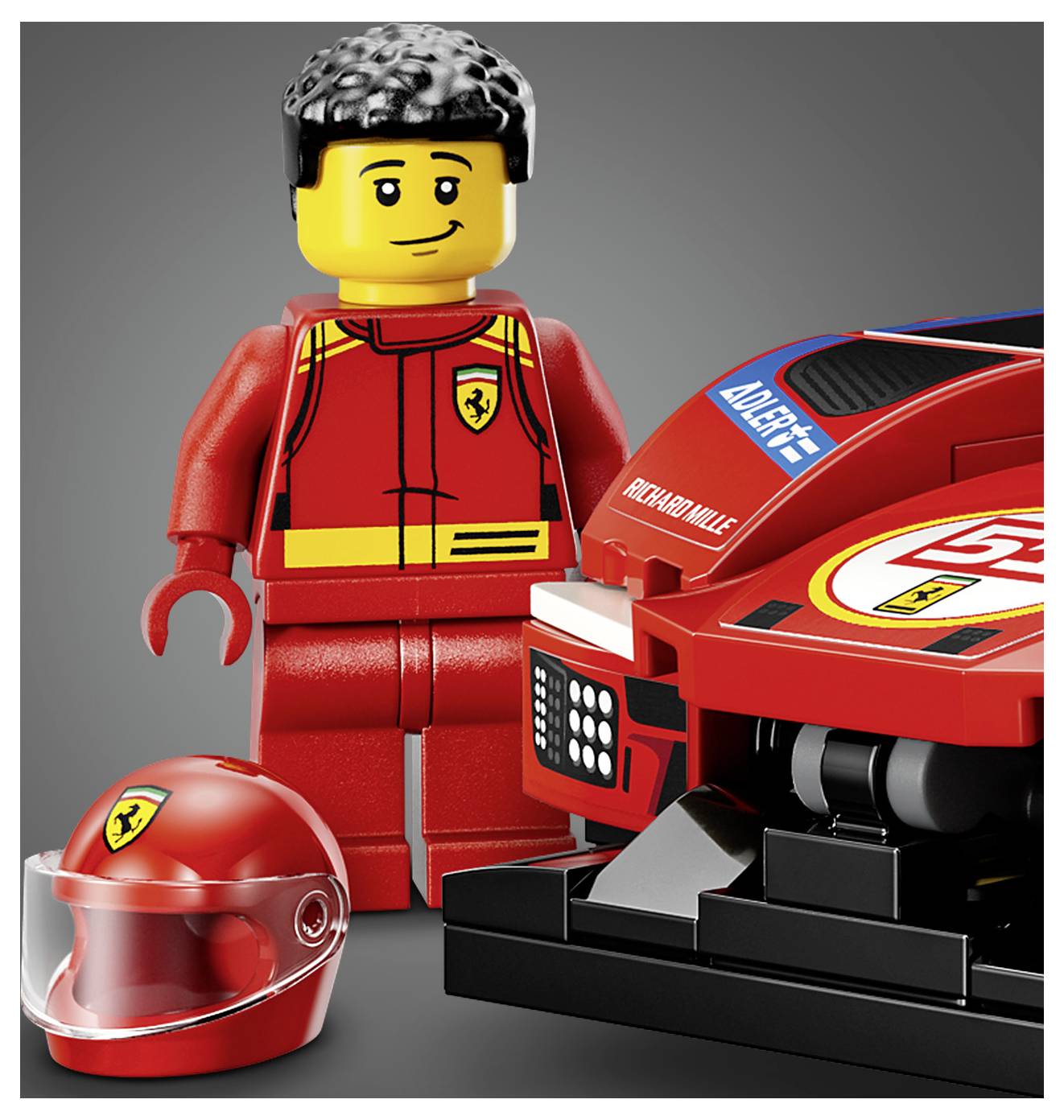 LEGO Ferrari Rennwagen mit einer Fahrerin-Minifigur in rotem Rennanzug und rotem Ferrari-Helm auf grauem Hintergrund.