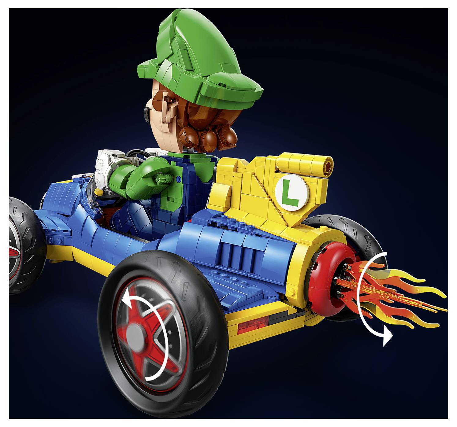 LEGO Luigi in einem blau und gelben Kart, mit Flammen, die aus dem hinteren Auspuff gegen einen dunklen Hintergrund schießen.