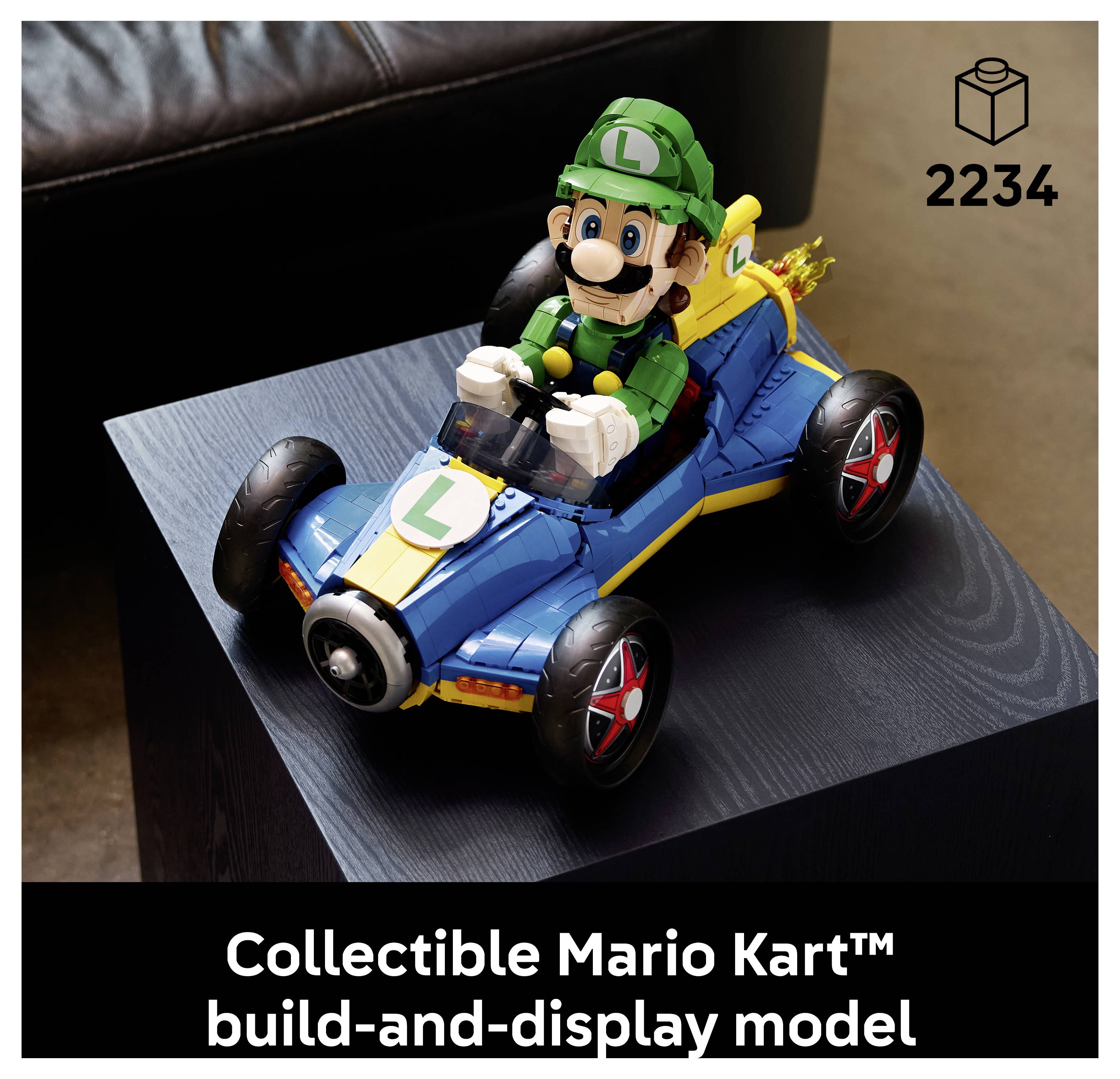LEGO Luigi in einem blauen Rennwagen auf einem Ausstellungsständer, beschriftet mit „Sammelbare Mario Kart Bau- und Ausstellungsmodell