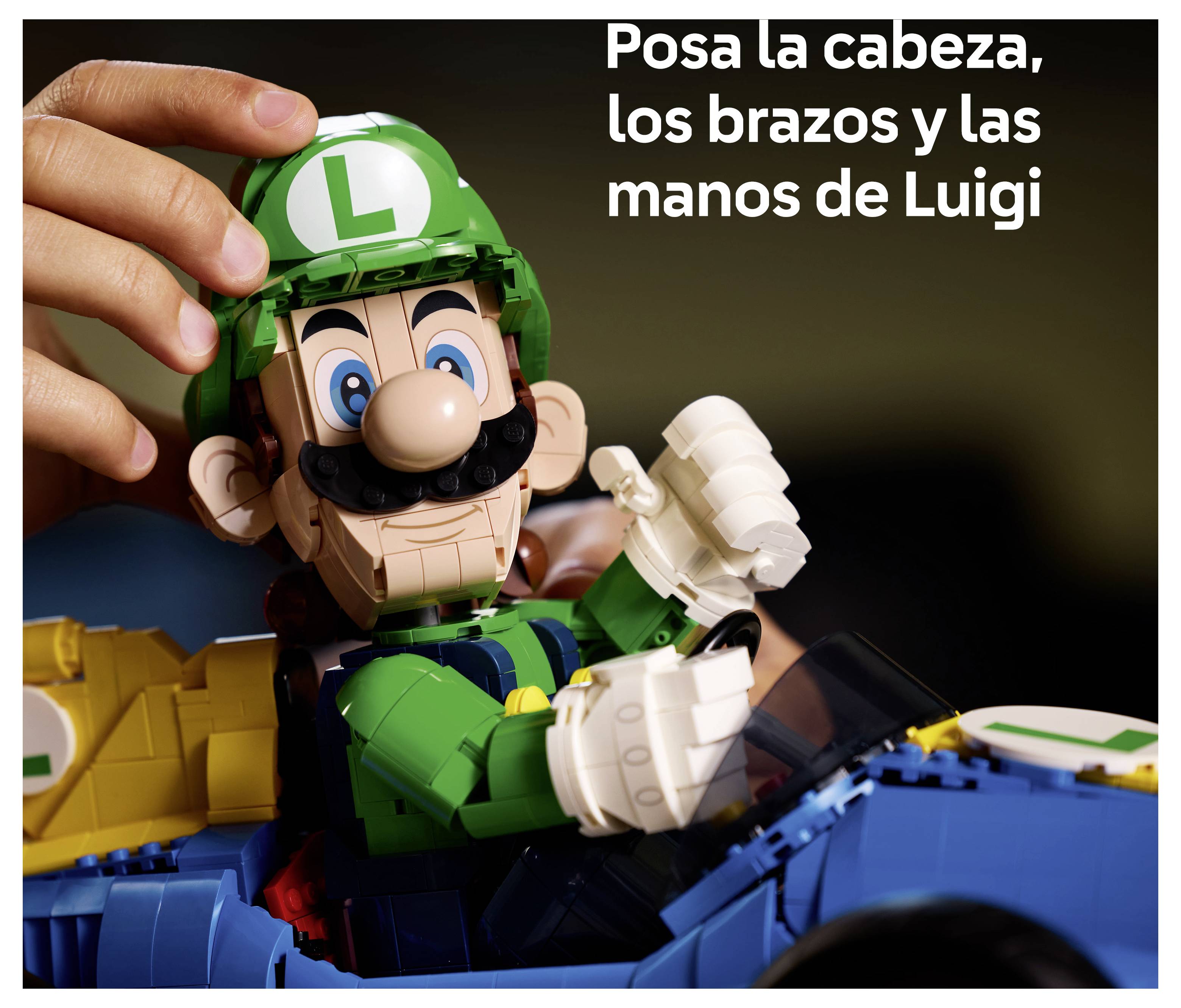 Eine Hand stellt eine LEGO-Luigi-Figur ein; spanischer Text besagt „Positioniere Luigis Kopf, Arme und Hände