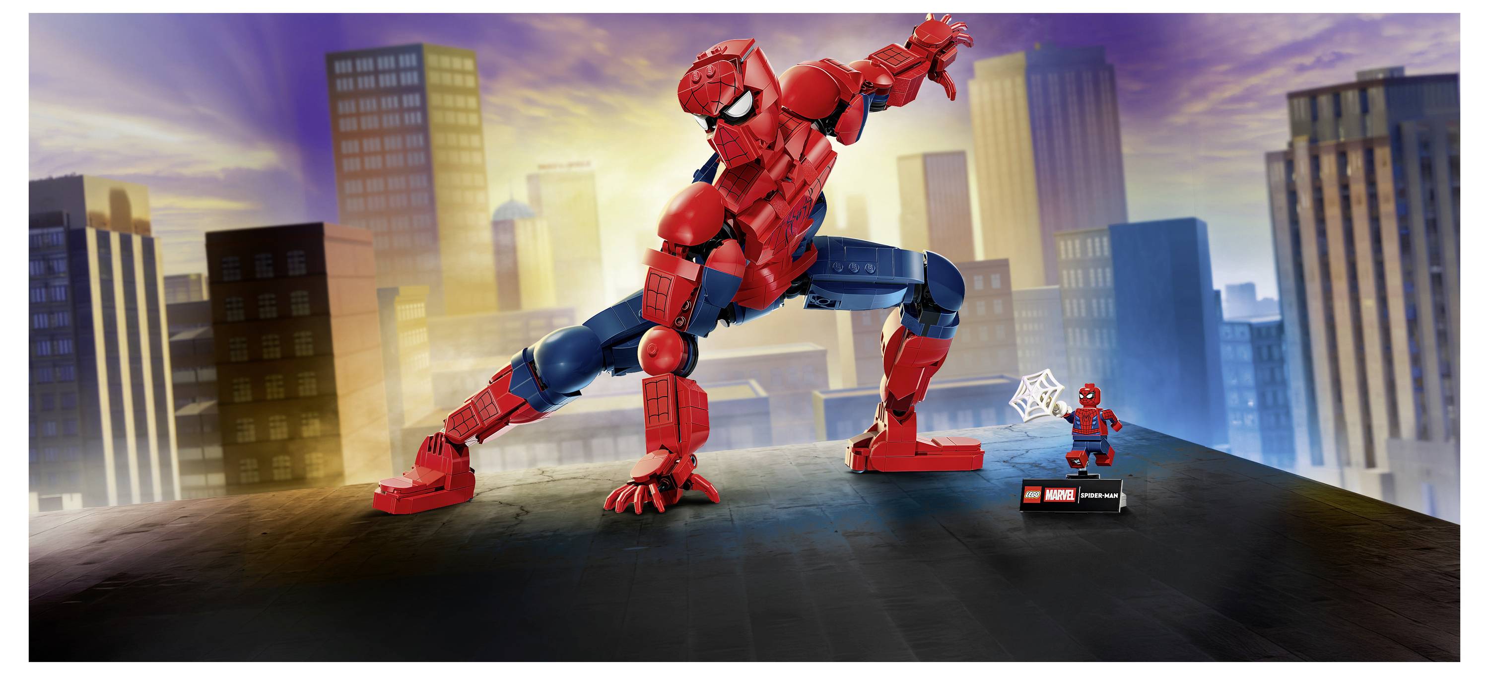 LEGO Spider-Man in einer hockenden Actionpose über einem Stadtdach, mit einer kleinen Spider-Man-Minifigur-Ausstellung auf der rechten Seite.