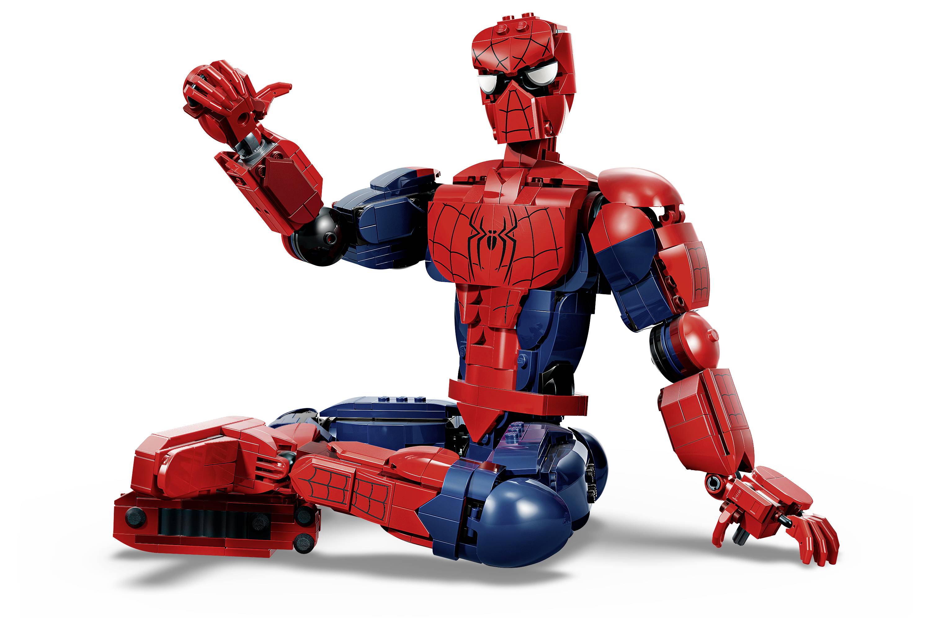 Eine Lego-ähnliche Spider-Man-Figur, die auf weißem Hintergrund sitzt, mit einer Hand zum Winken erhoben.