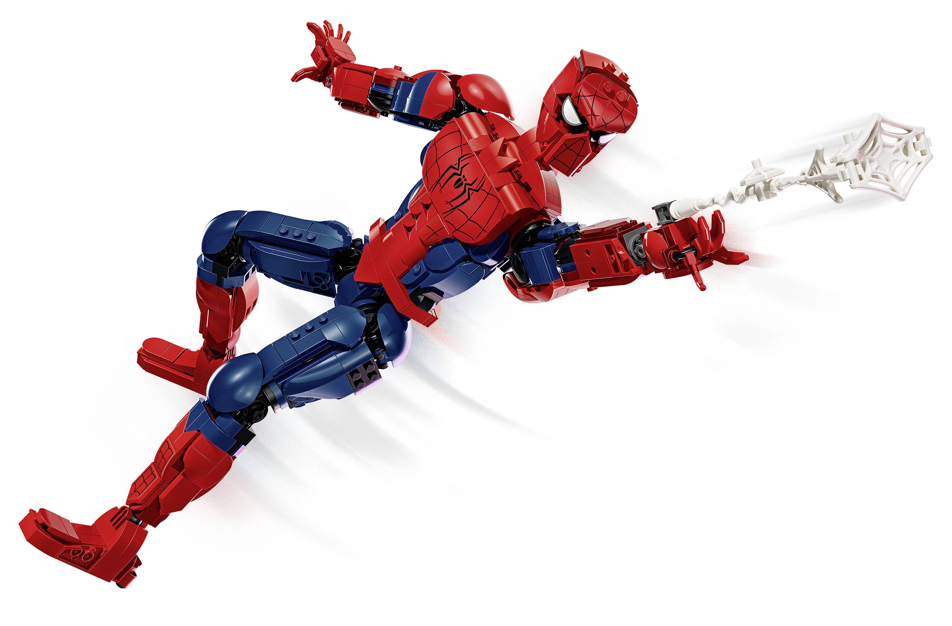 Spider-Man Actionfigur in einer luftigen Angriffspose springend, einen weißen Web-Blaster haltend auf einem einfachen weißen Hintergrund.