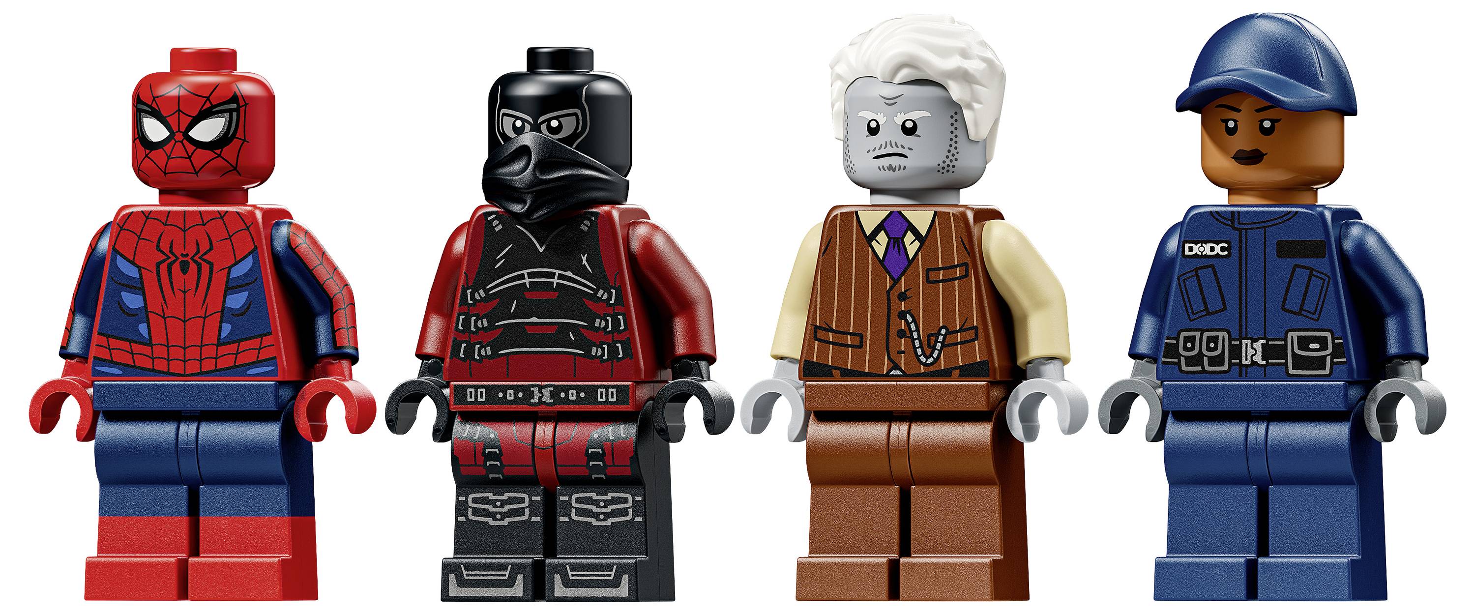 Vier LEGO-Minifiguren stehen nebeneinander: Spider-Man, eine maskierte rot-schwarze Panzerfigur, ein ergrauter Mann in einer beigen Weste und ein blau uniformierter Bauarbeiter.