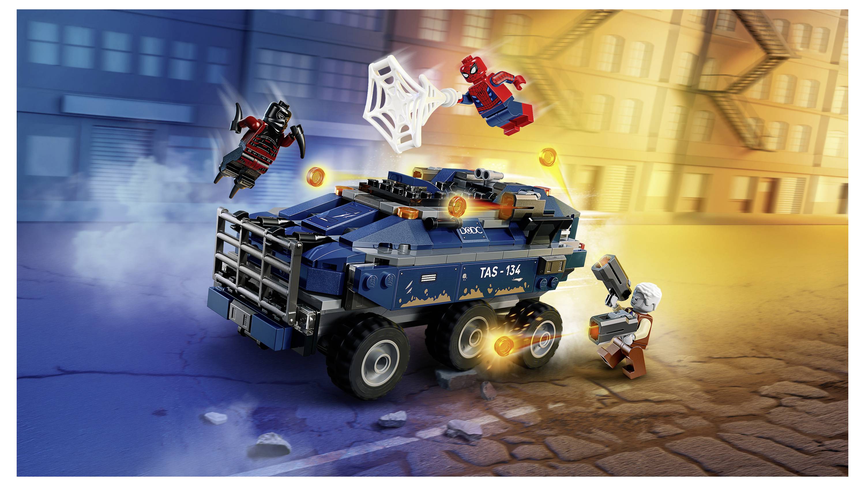 Spider-Man und ein in Schwarz gekleideter Schurke greifen einen blauen gepanzerten Lastwagen mit leuchtenden Projektilen an; eine weitere Figur flieht neben dem Fahrzeug.