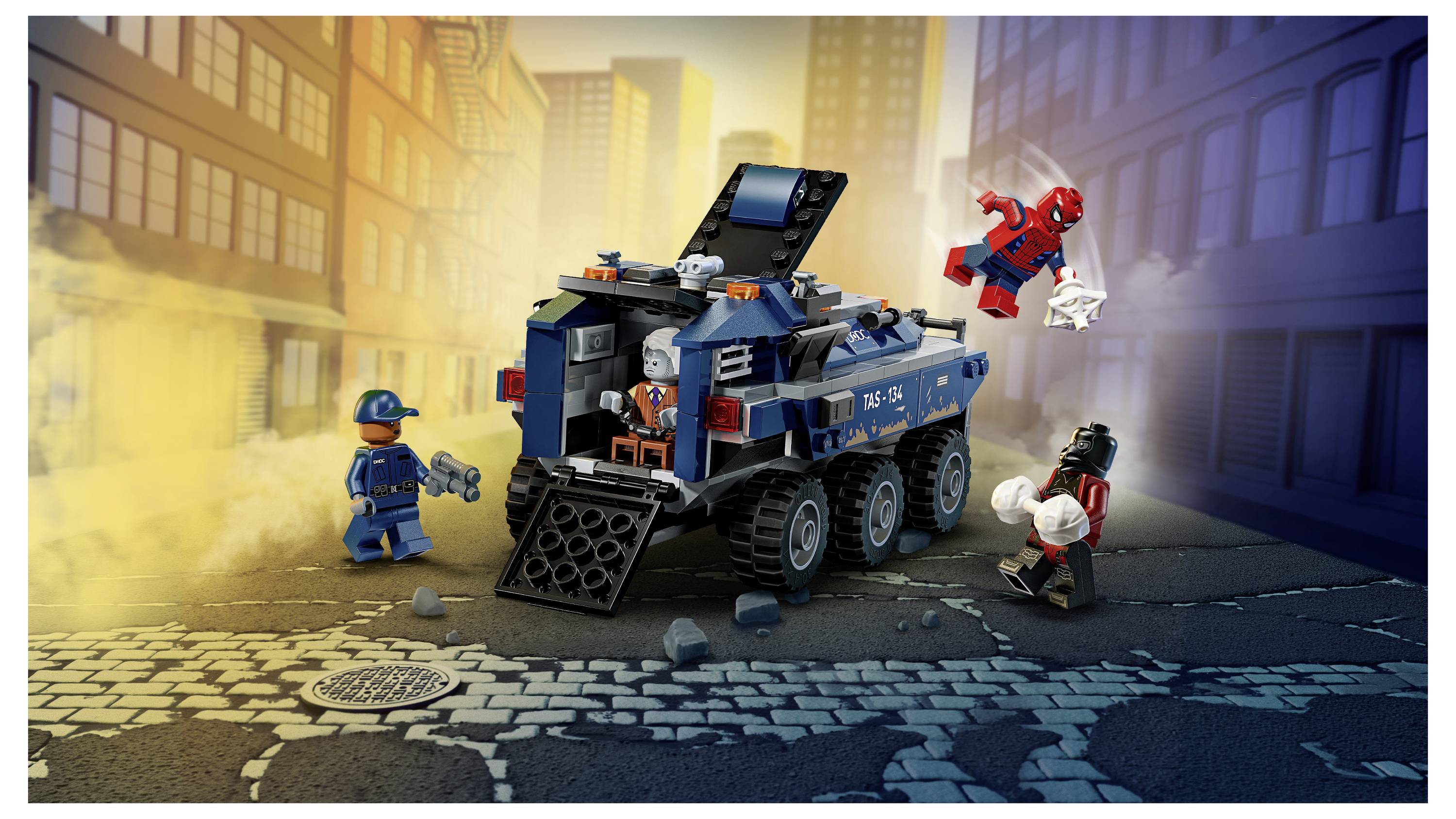 LEGO Polizei-Panzerwagen auf einer Stadtstraße verfolgt Spider-Man, mit einem Polizeibeamten und maskiertem Schurken in der Nähe inmitten von Rauch und Trümmern.