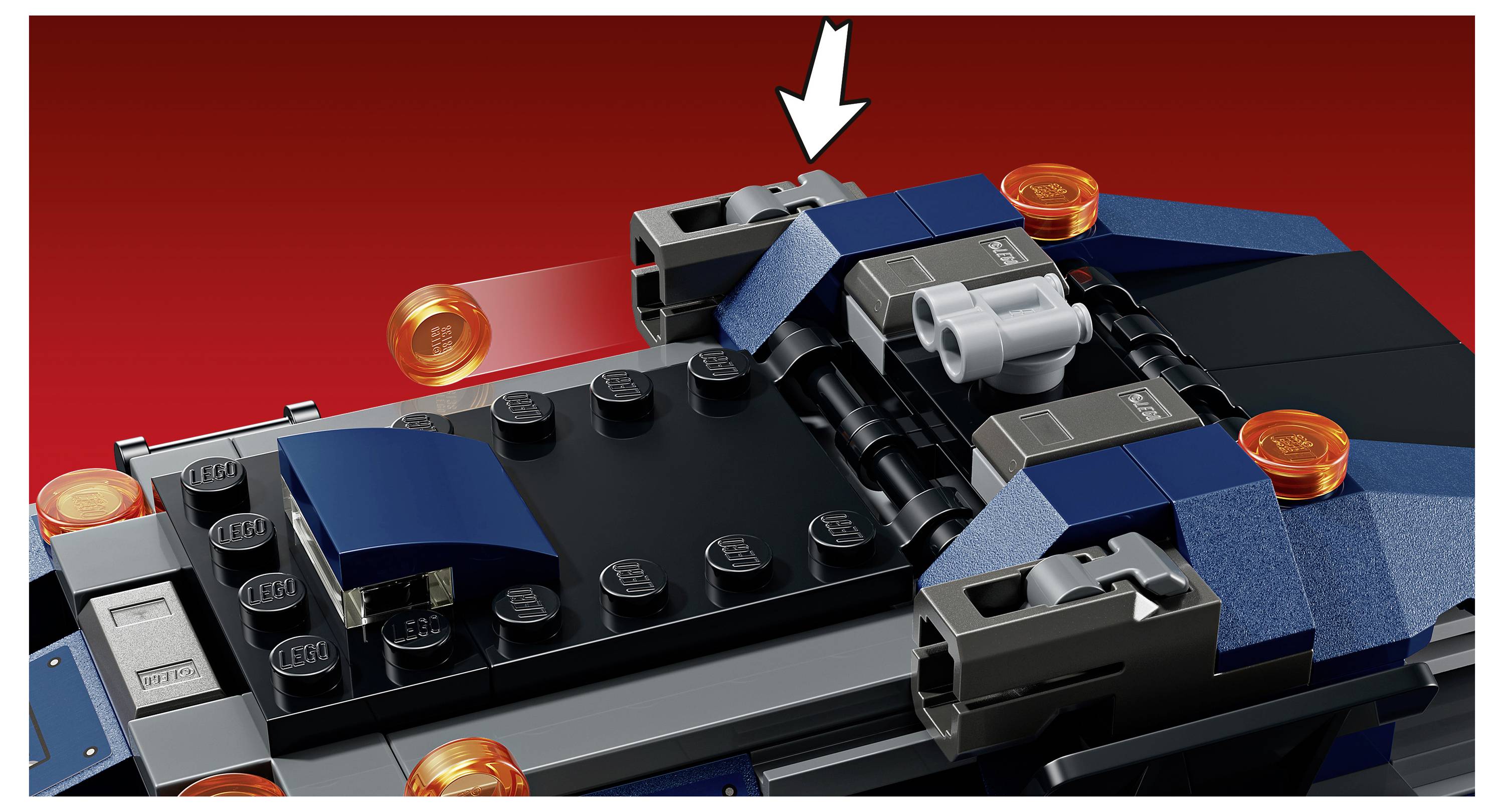 Nahaufnahme eines LEGO-Raumschiffmodells mit einem weißen Pfeil, der auf ein graues oberes Verbindungsstück auf dem Dach des Schiffes zeigt.