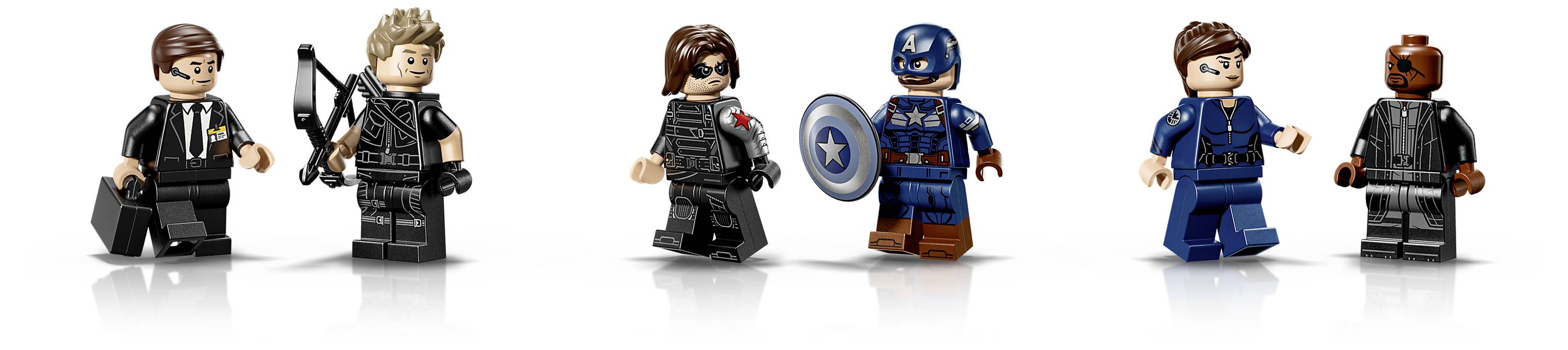 Fünf LEGO-Minifiguren-Paare nebeneinander: ein Mann im schwarzen Anzug mit einer bewaffneten Taktik-Figur, ein Cyborg mit Captain America, ein blauuniformierter Offizier mit einem Roboter, und ein Koffertragender Mann mit einem Roboter.