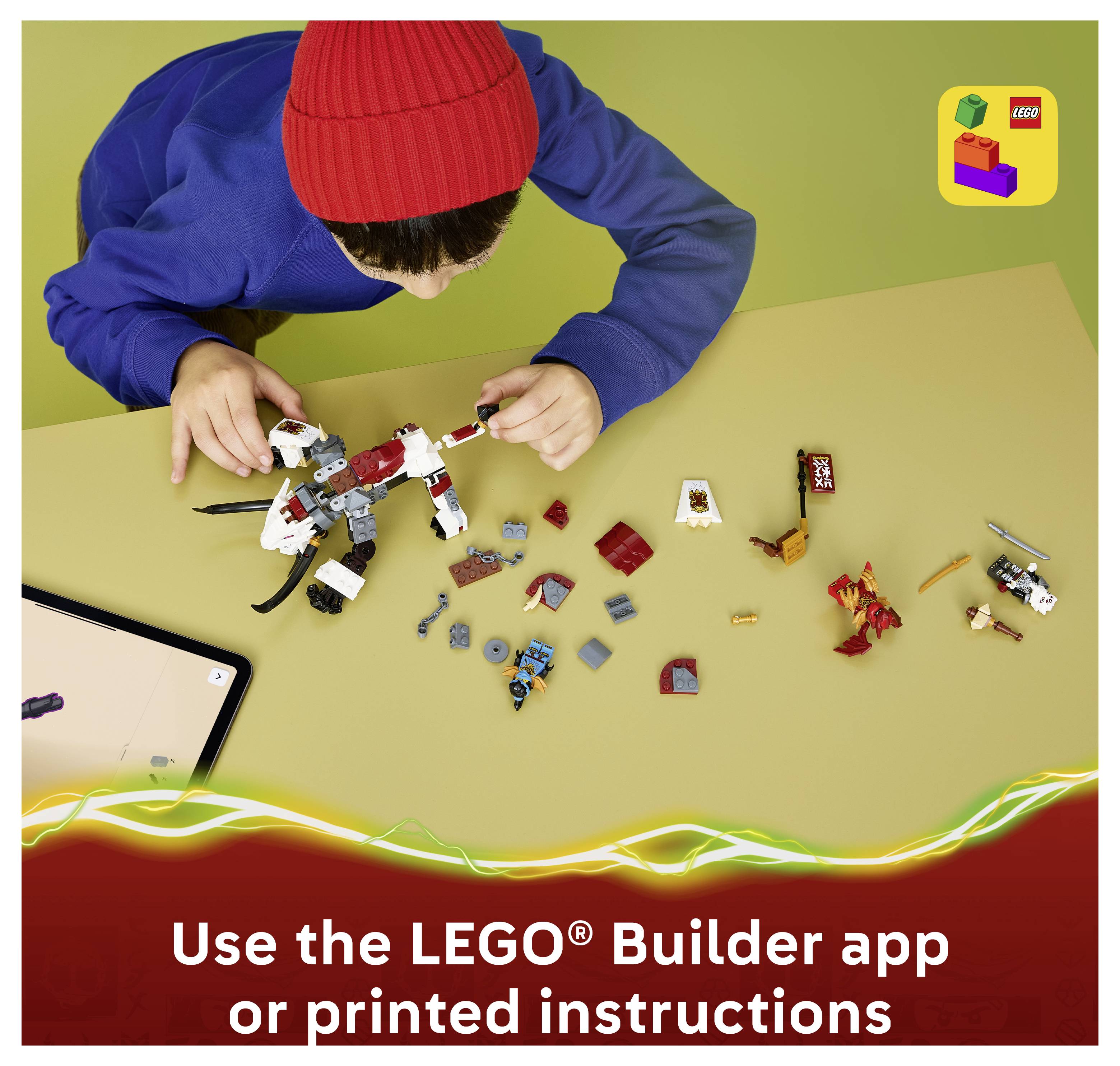 Kind in roter Mütze baut ein LEGO-Modell auf einem Tisch, mit verstreuten losen Teilen und dem Text „Verwenden Sie die LEGO® Builder-App oder gedruckte Anleitung