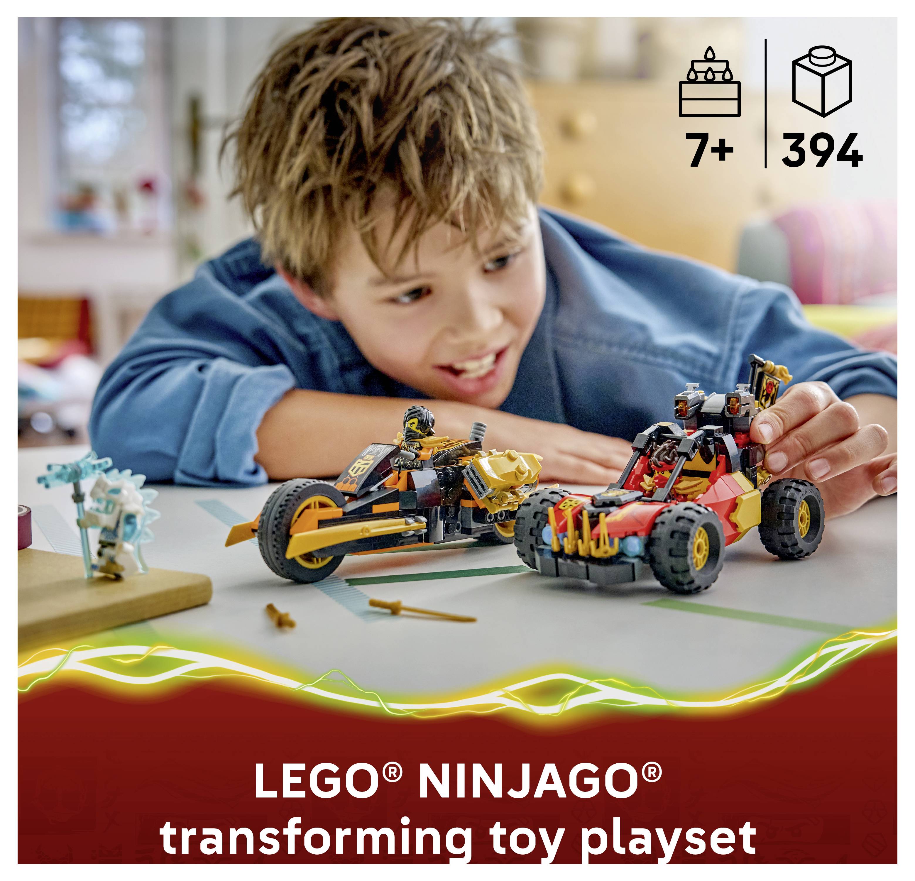 Junge spielt mit LEGO NINJAGO verwandelbarem Spielzeugset, mit zwei baubaren Fahrzeugen auf einem Tisch; das Etikett zeigt „7+