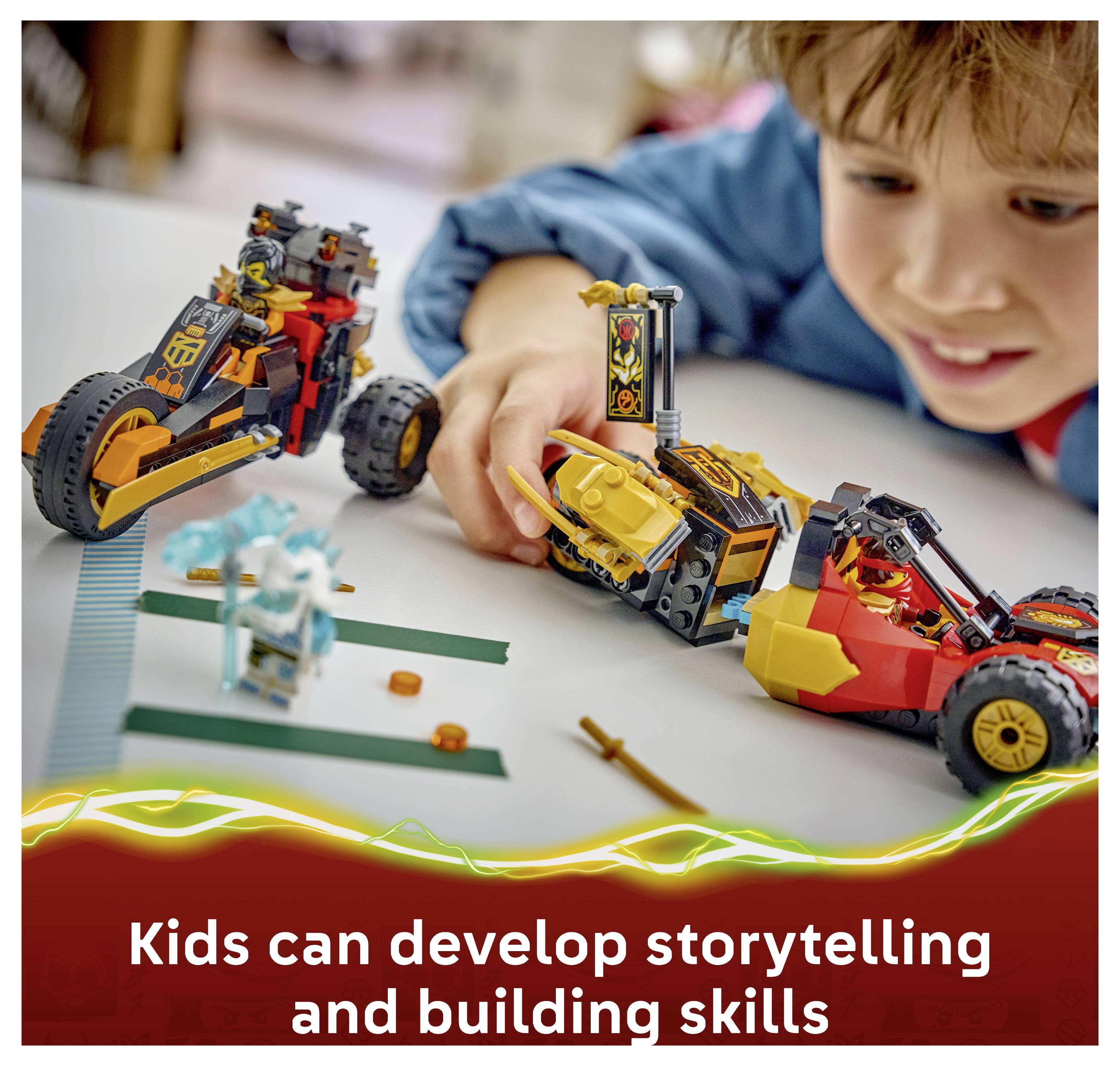 Kind spielt mit LEGO-ähnlichen Fahrzeugen, mit Text: „Kinder können ihre Erzähl- und Baufähigkeiten entwickeln