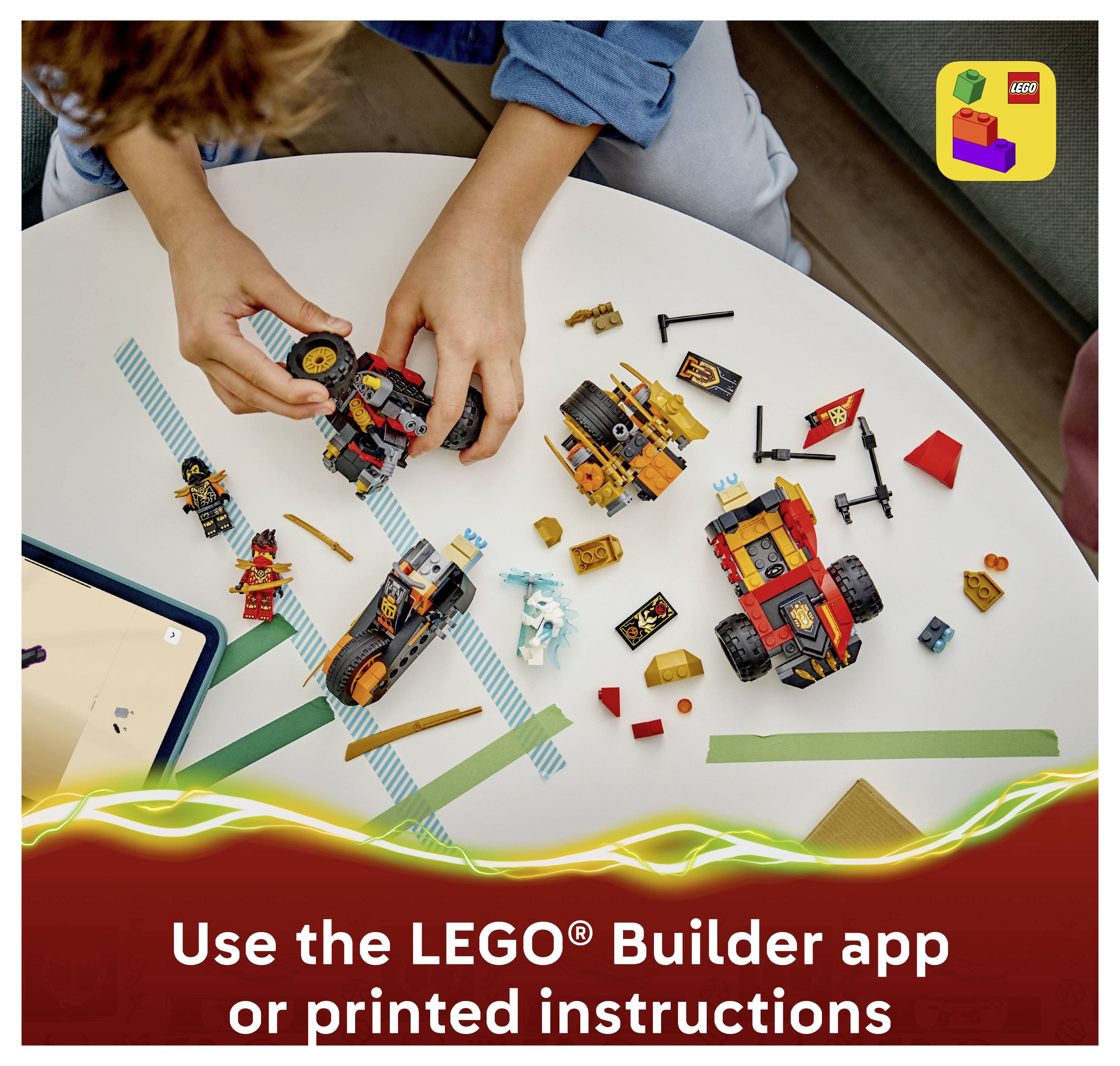 Hände montieren LEGO-Fahrzeuge auf einem Tisch; Text lautet „Verwenden Sie die LEGO® Builder-App oder gedruckte Anweisungen