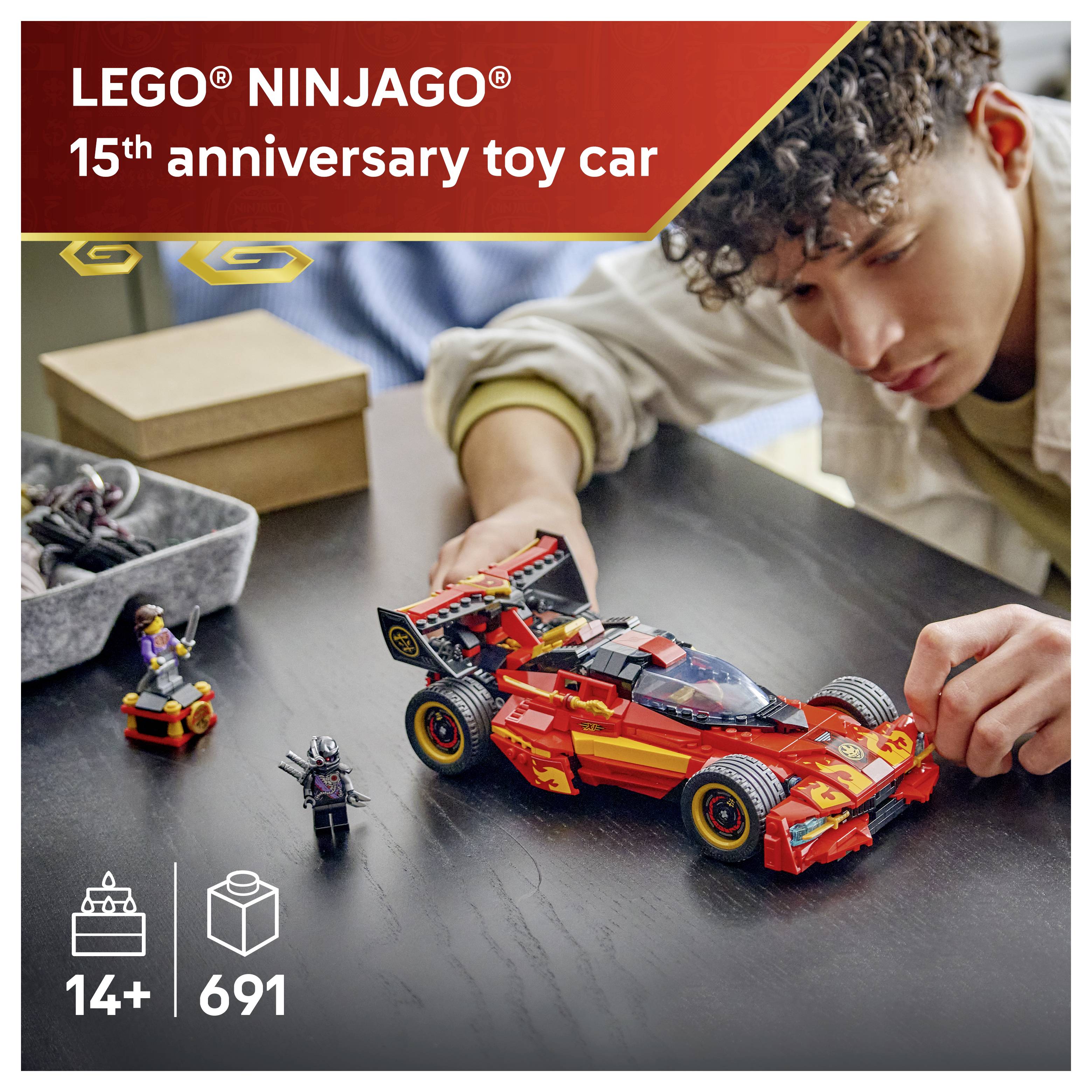 Junge baut ein LEGO Ninjago 15. Jahrestags Spielzeugauto zusammen, mit Altersangabe 14+ und 691 Teilen angezeigt.