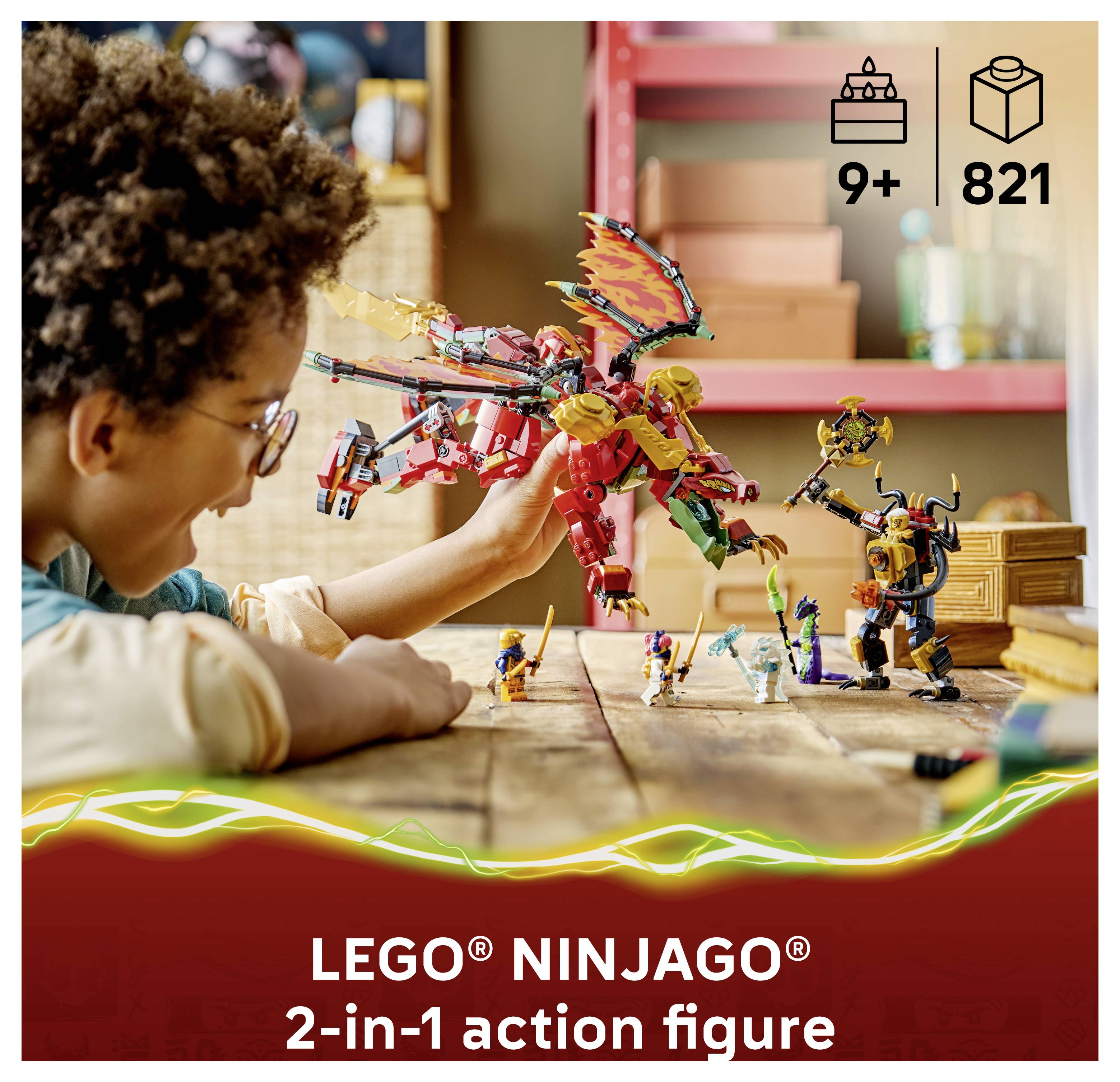 Kind spielt mit einer roten LEGO NINJAGO Drachen-Actionfigur und kleineren Charakteren; der Text lautet „LEGO NINJAGO 2-in-1 Actionfigur