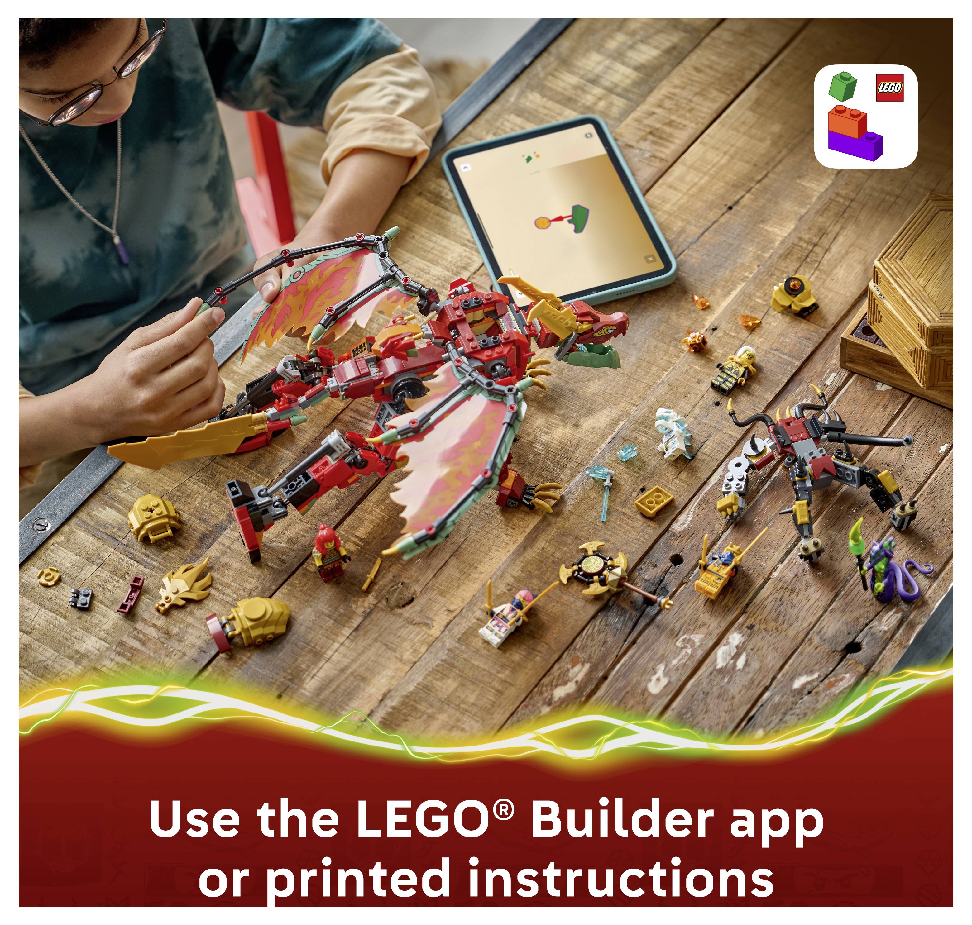 Ein Kind, das ein LEGO-Drachenmodell auf einem Holztisch zusammenbaut, mit der LEGO Builder App auf einem Tablet und Text, der besagt „Verwenden Sie die LEGO® Builder App oder gedruckte Anleitungen
