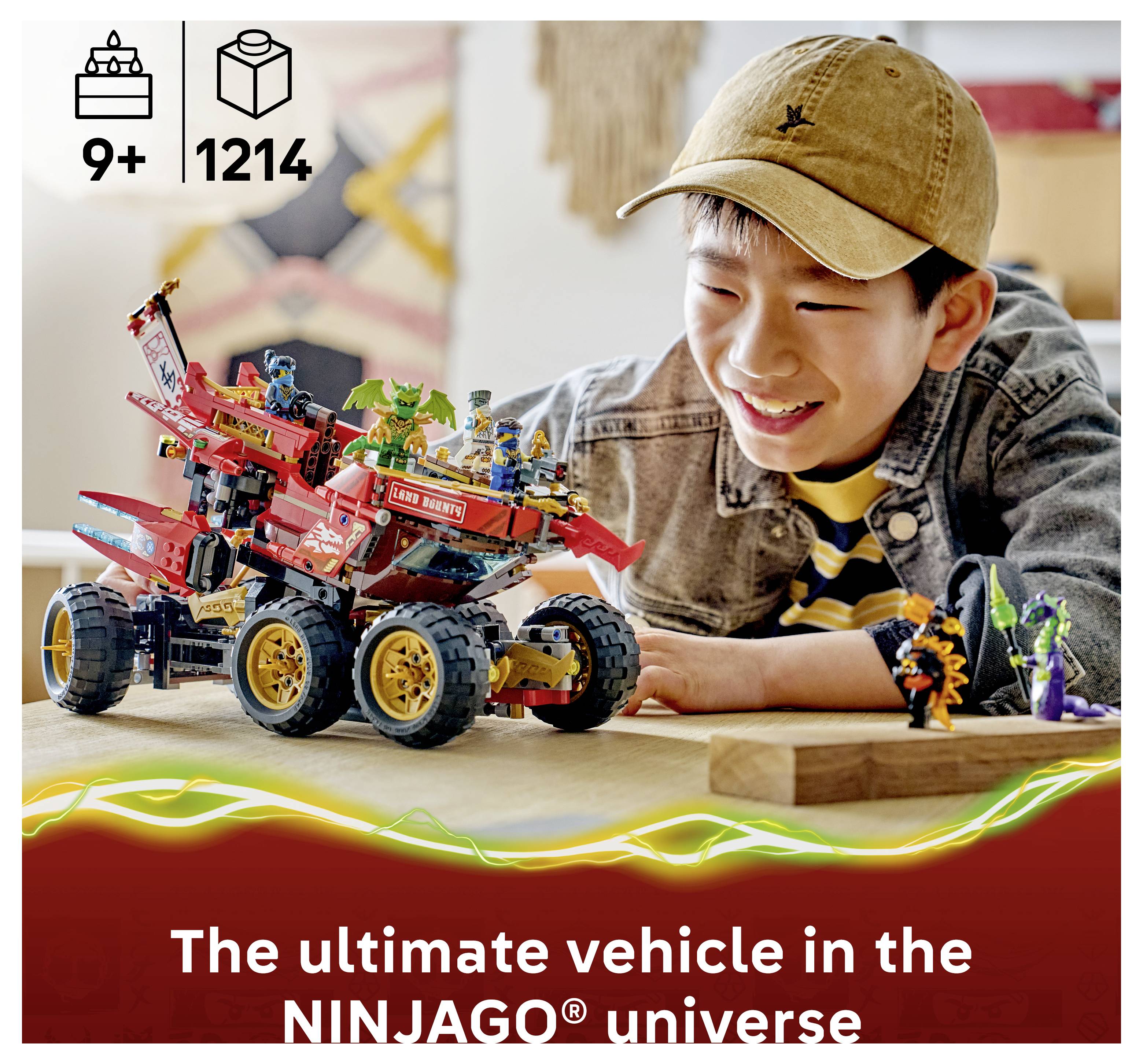 Junge, der auf ein LEGO NINJAGO Fahrzeugset mit Minifiguren lächelt; der Anzeigentext lautet „Das ultimative Fahrzeug im NINJAGO Universum