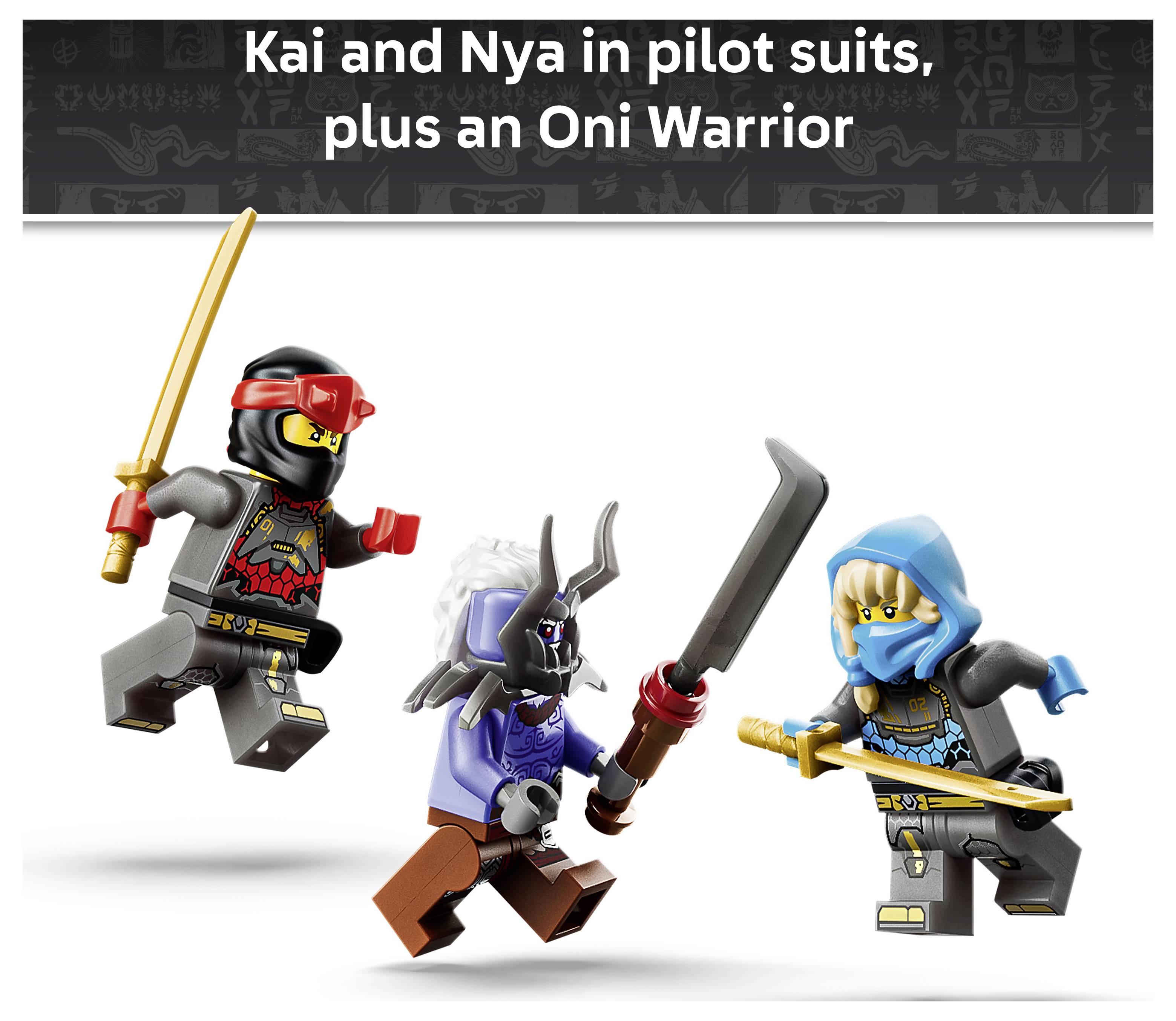 Drei LEGO-Minifiguren: Kai in einem Pilotenanzug mit einem Schwert, Nya in einer blauen Kapuze mit einem Schwert und ein Oni-Krieger mit Hörnern und einer dunklen Klinge.