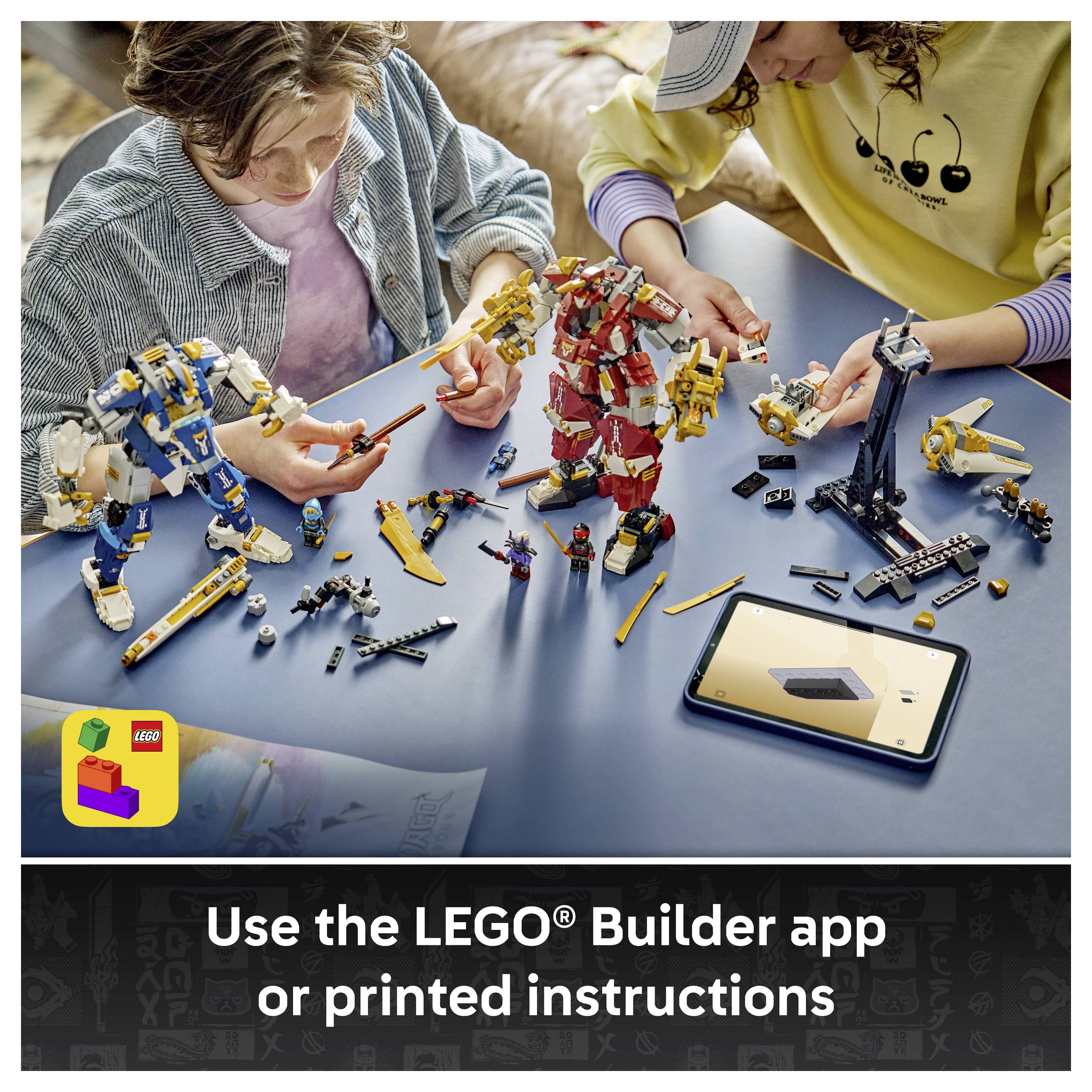Zwei Kinder bauen LEGO-Roboter an einem Tisch, mit einem Telefon, auf dem die LEGO Builder App angezeigt wird, und Text: „Nutze die LEGO Builder App oder gedruckte Anleitungen