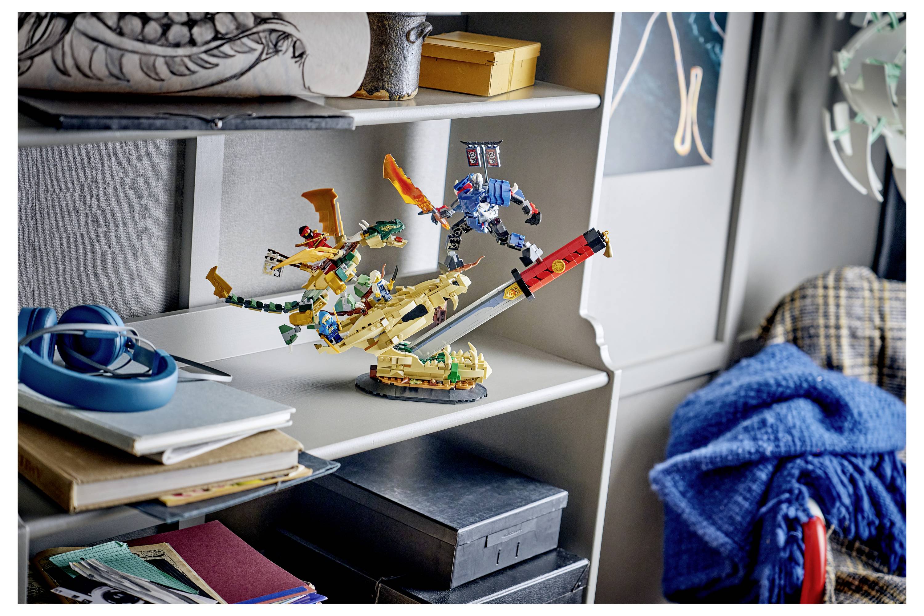 Zwei farbenfrohe LEGO-ähnliche Actionfiguren in Kampfpose auf einem beigen Fahrzeug oder einer Kreatur, ausgestellt auf einem Regal in einem schlafzimmerähnlichen Raum.