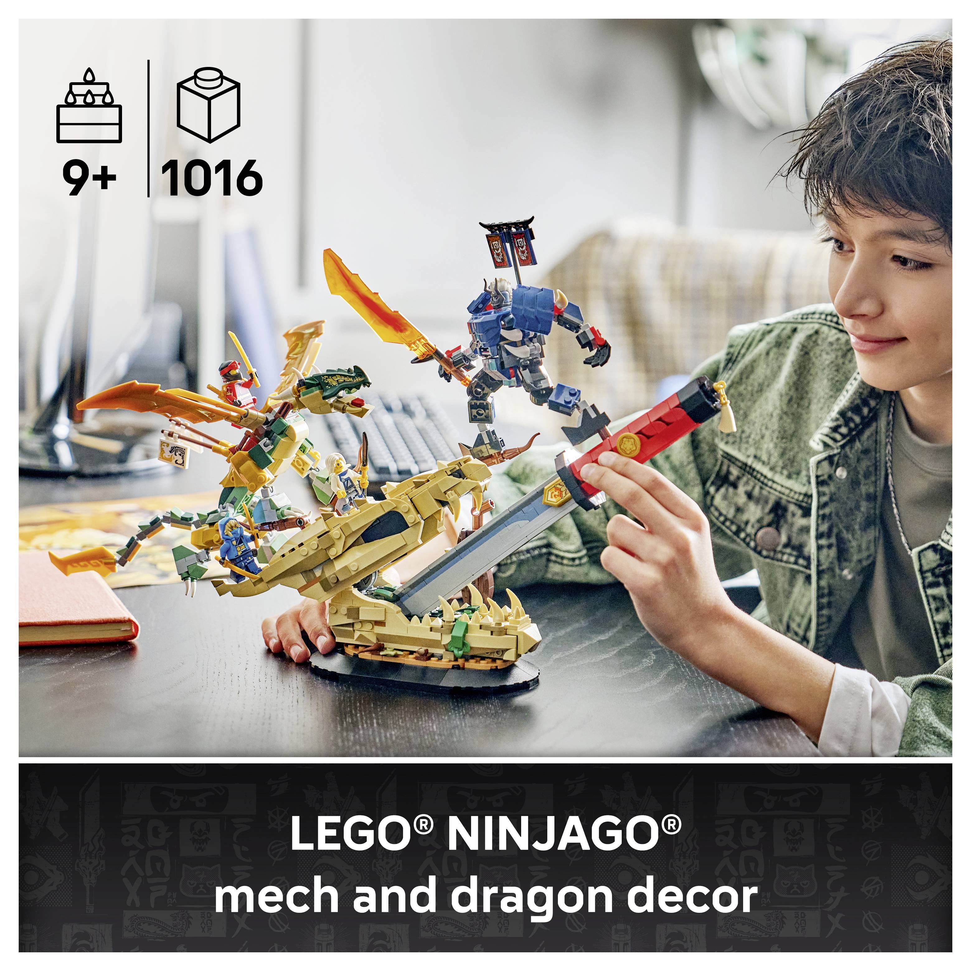 Ein Kind spielt mit einem LEGO NINJAGO Mech- und Drachen-Ausstellungsset auf einem Tisch, gekennzeichnet mit „9+