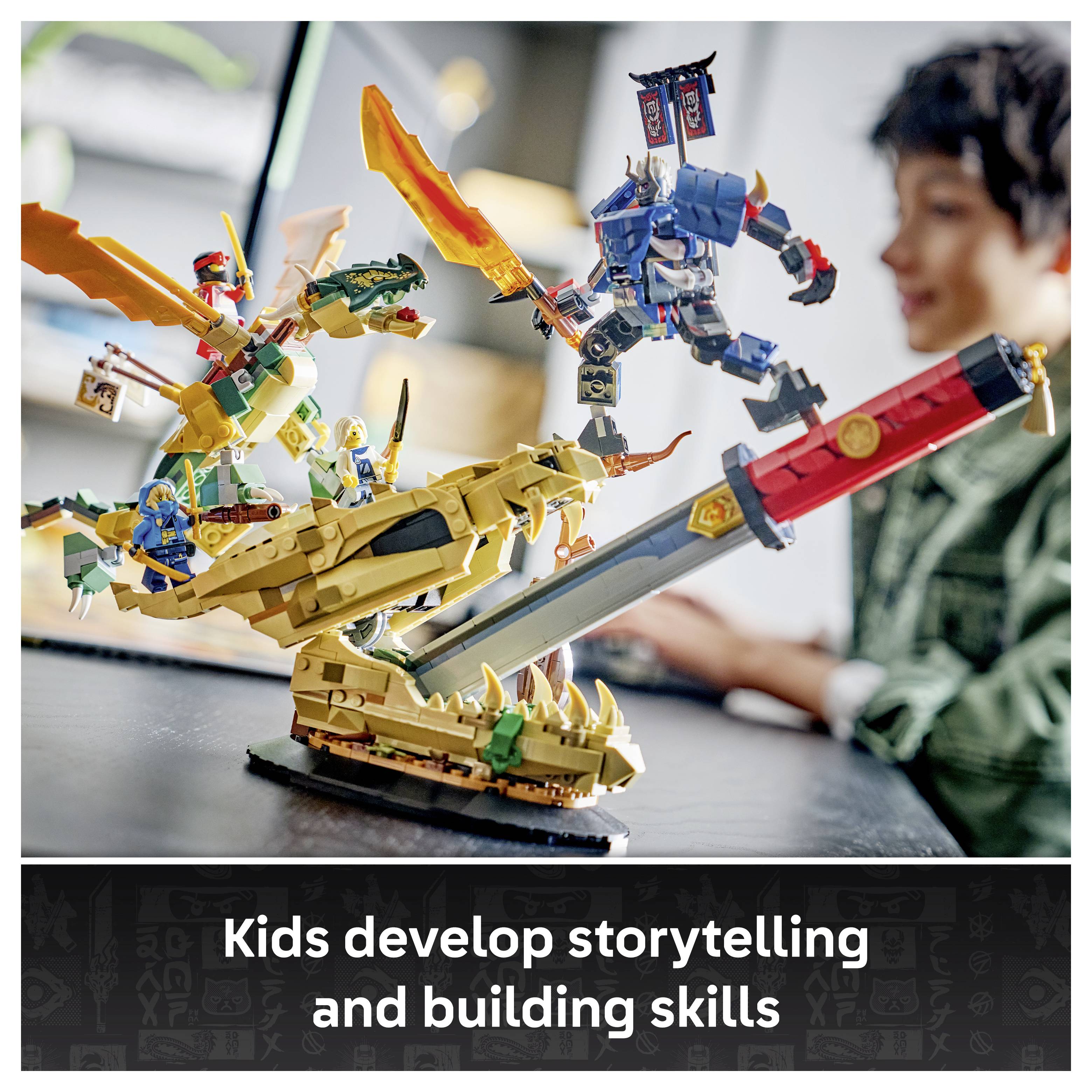 LEGO-ähnliche Actionfiguren und ein Drachemodell auf einem Tisch, mit einem Kind im Hintergrund; die Beschriftung lautet „Kinder entwickeln Erzähl- und Baukompetenzen