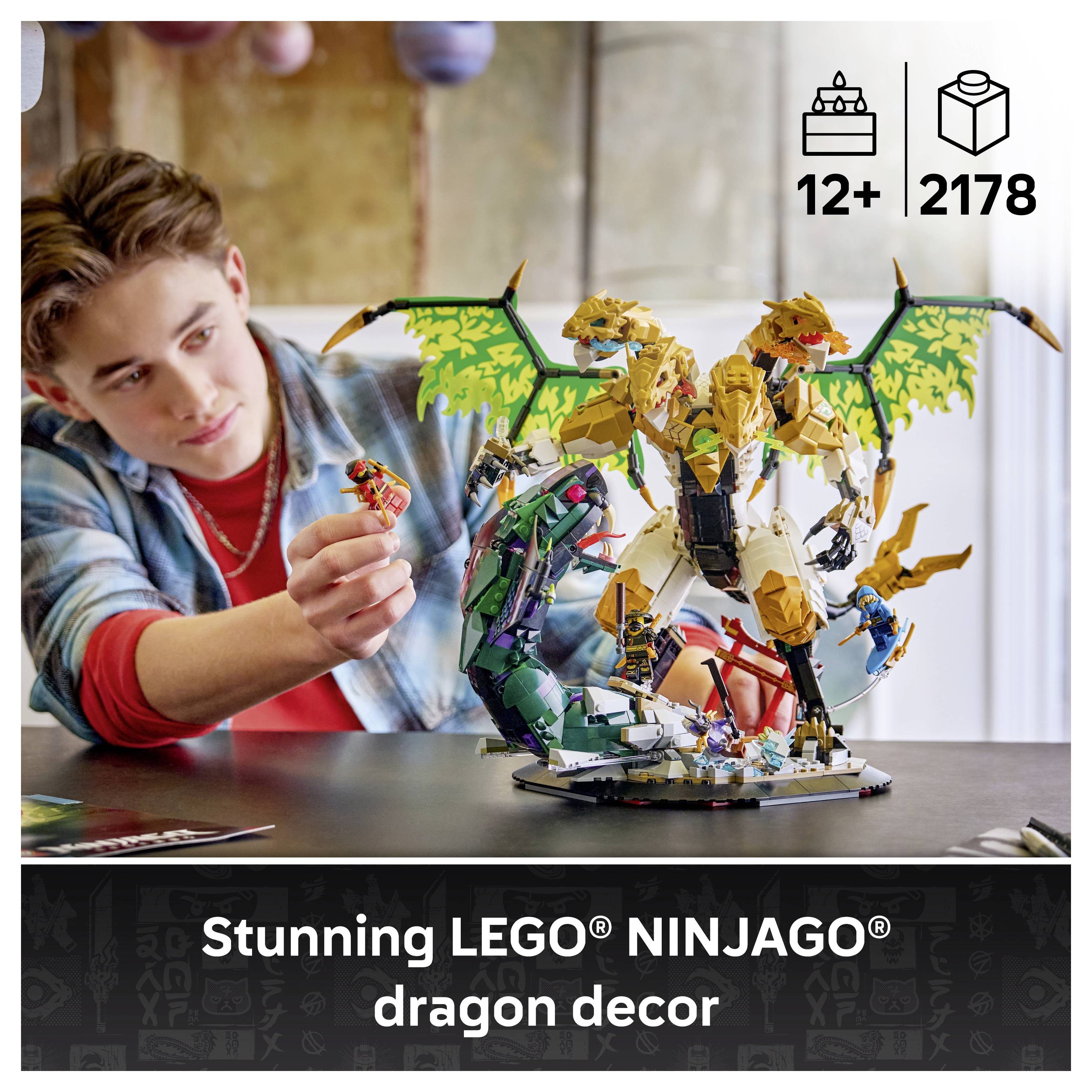 Junge, der ein LEGO NINJAGO Drachen-Display-Set zusammensetzt, mit Text im Bild 