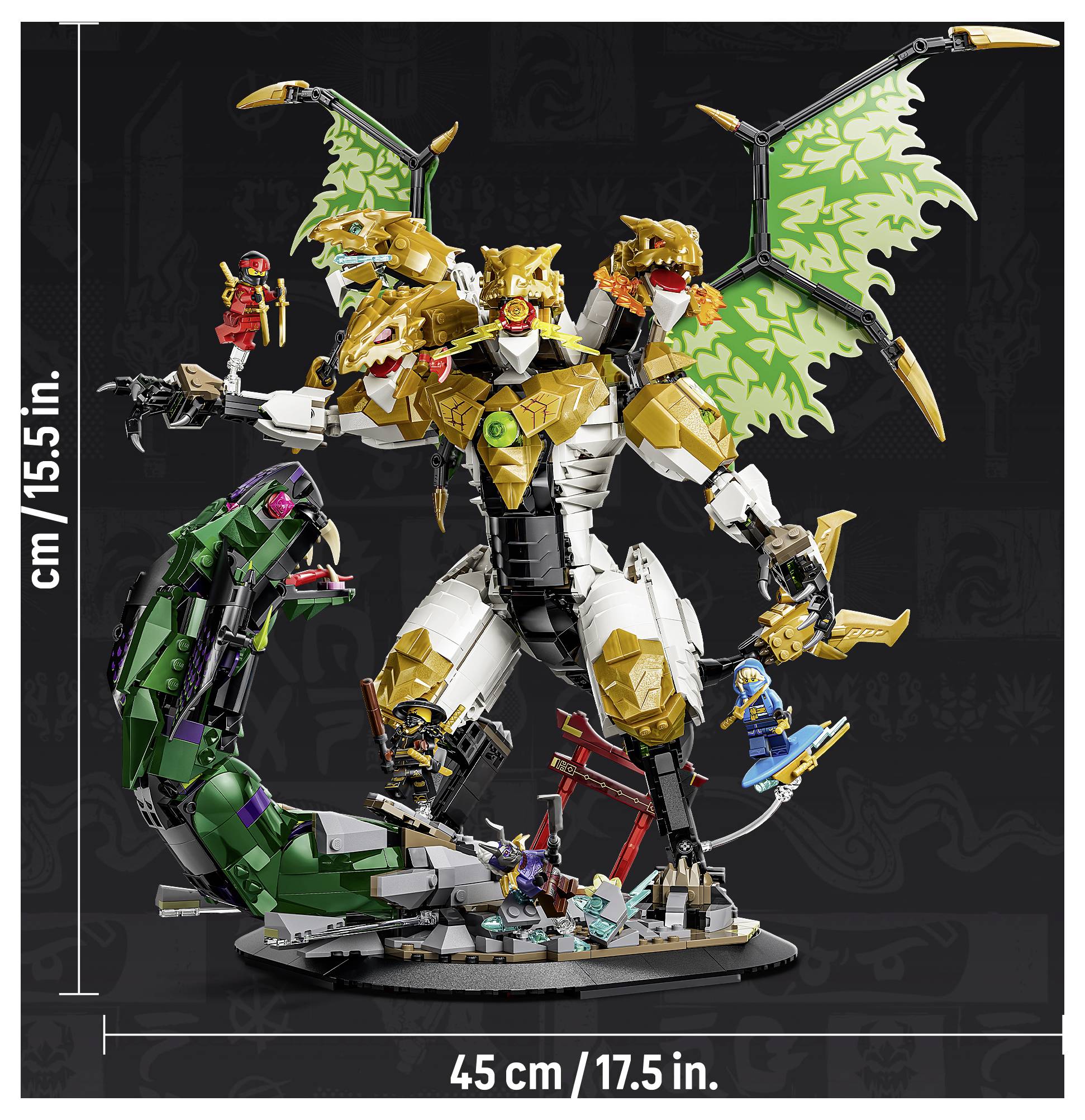 LEGO-Drachen-Ausstellungsmodell auf einem Ständer, mit Minifiguren und Größenetiketten, die 45 cm breit und 39,5 cm hoch zeigen.