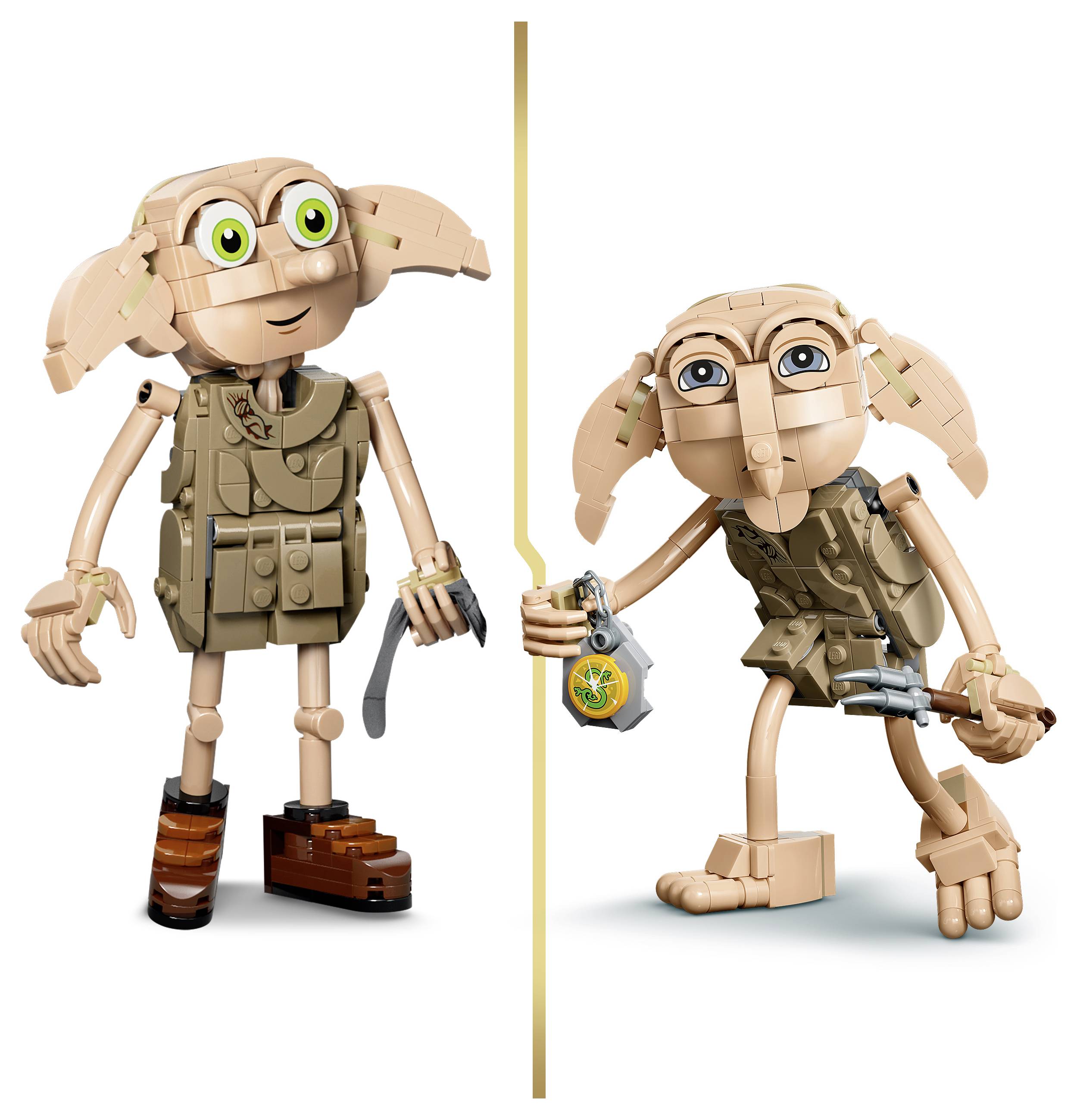 Nebeneinander Vergleich von zwei LEGO-ähnlichen Dobby-Figuren: links lächelnd und aufrecht stehend; rechts nach vorne gelehnt, eine Socke und einen Zauberstab haltend.