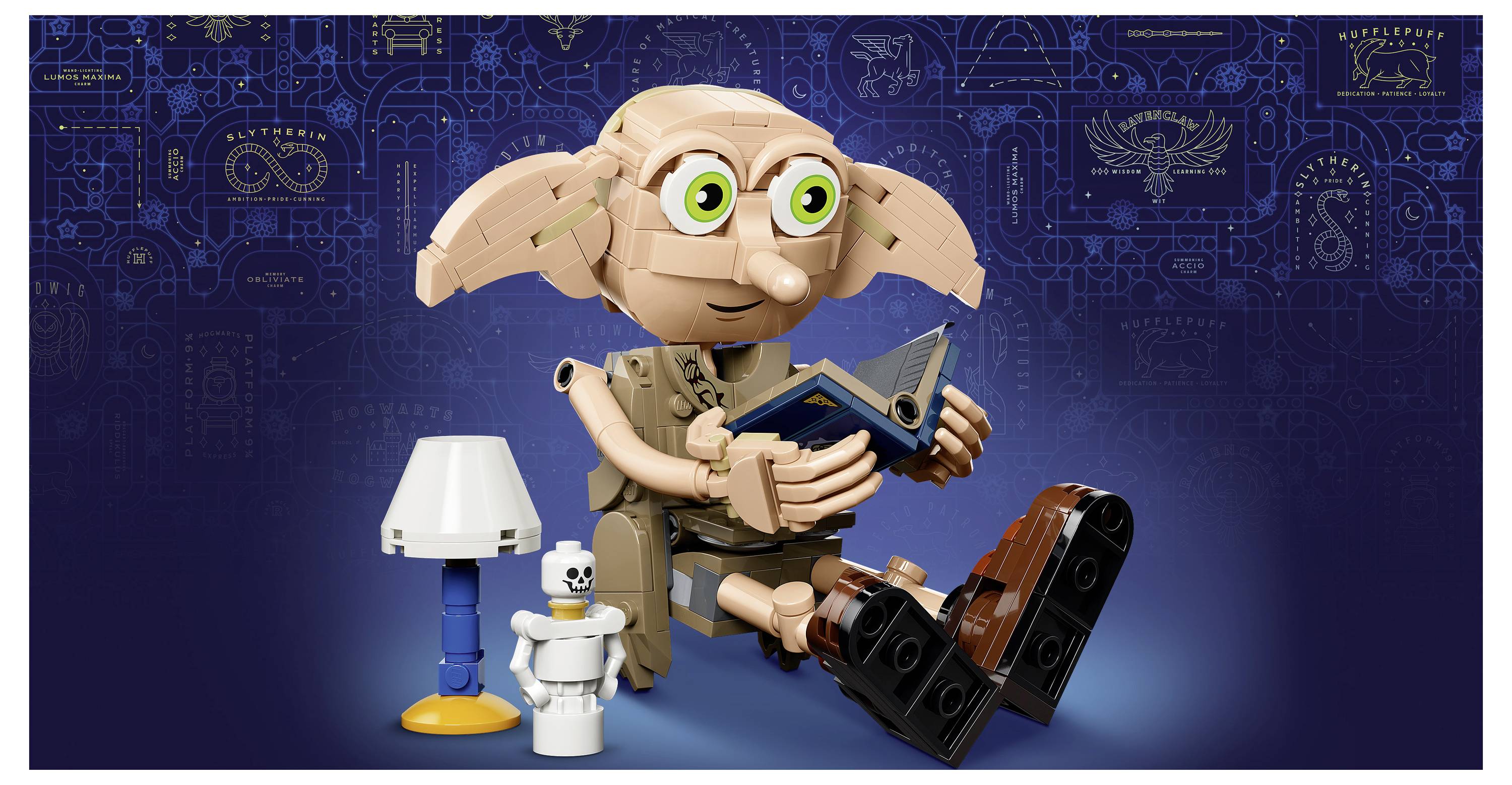 LEGO-ähnliche Dobby-Figur sitzt neben einer Lampe und kleinen Accessoires auf blauem gemustertem Hintergrund und hält ein Buch.
