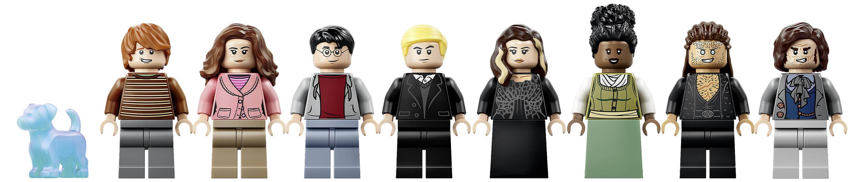 Reihe von neun LEGO-Minifiguren nebeneinander stehend, einschließlich einer kleinen blauen Tierfigur ganz links, vor weißem Hintergrund gezeigt.
