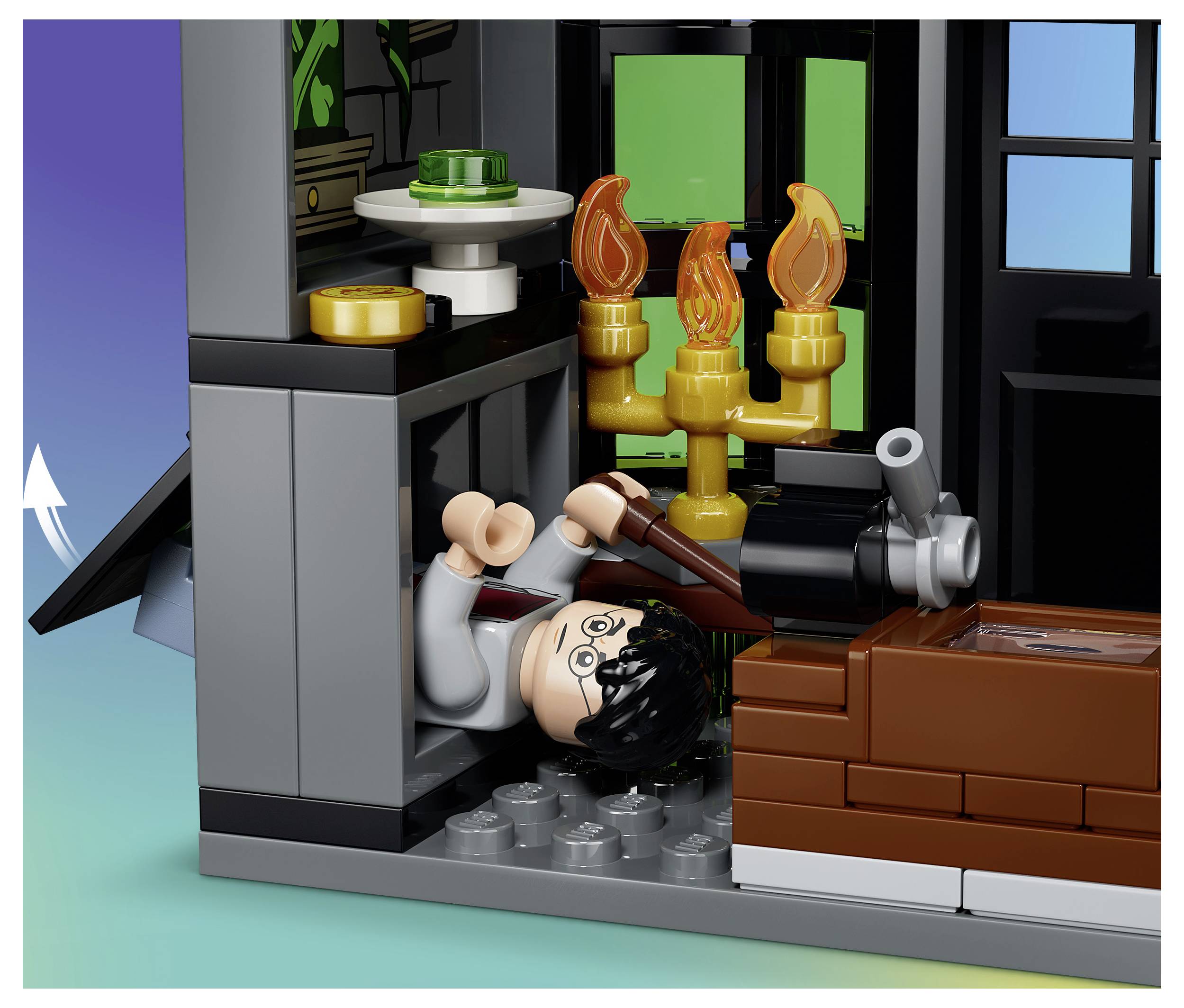 Eine LEGO-Minifigur liegt gefesselt auf dem Boden neben einer braunen Wand unter einem goldenen Kerzenleuchter in einer dunklen Innenszene.
