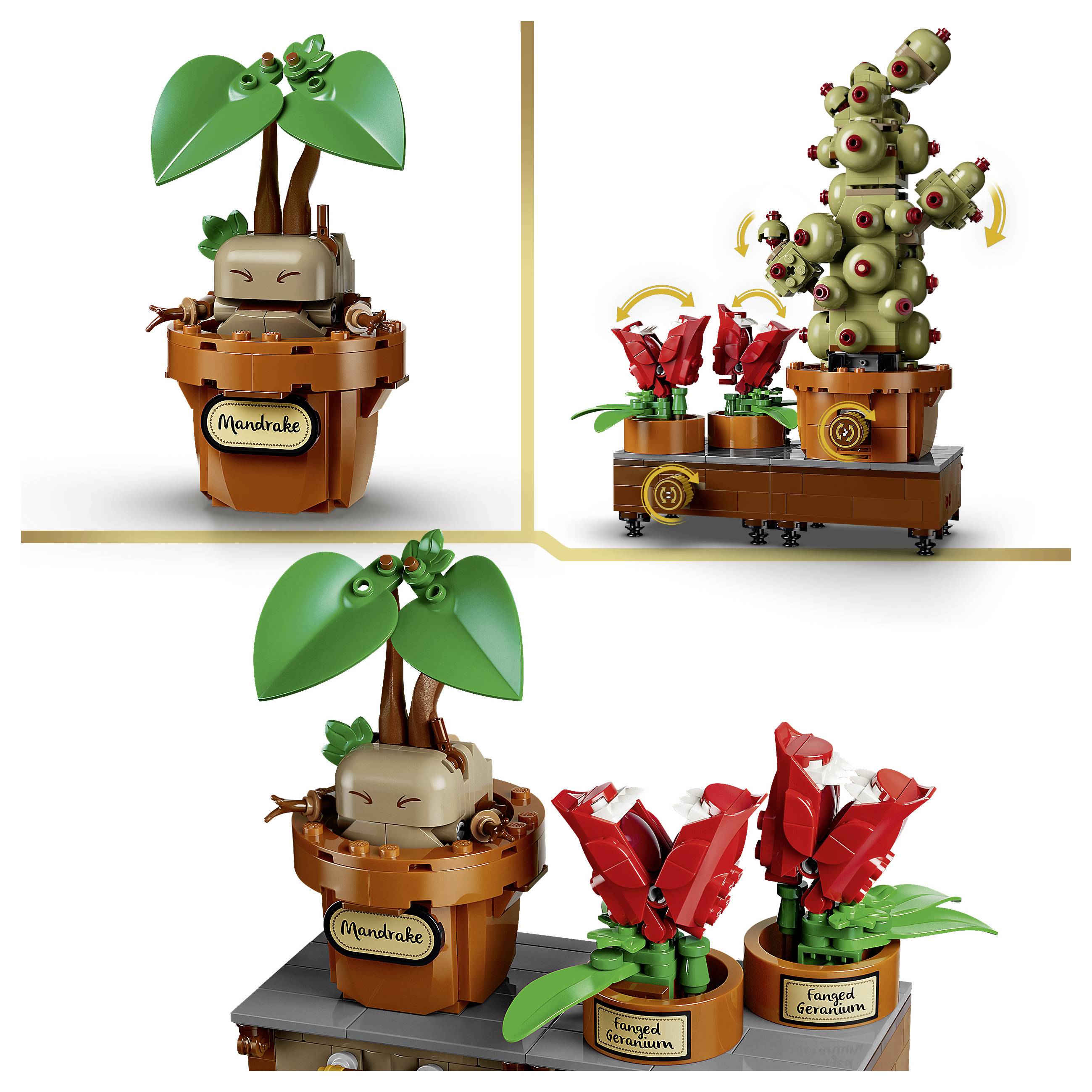 Drei LEGO-ähnliche Mandrake-Pflanzenmodelle in braunen Töpfen, einschließlich einer getopften Ausstellung auf einem Wagen mit roten Blüten, von verschiedenen Winkeln gezeigt.