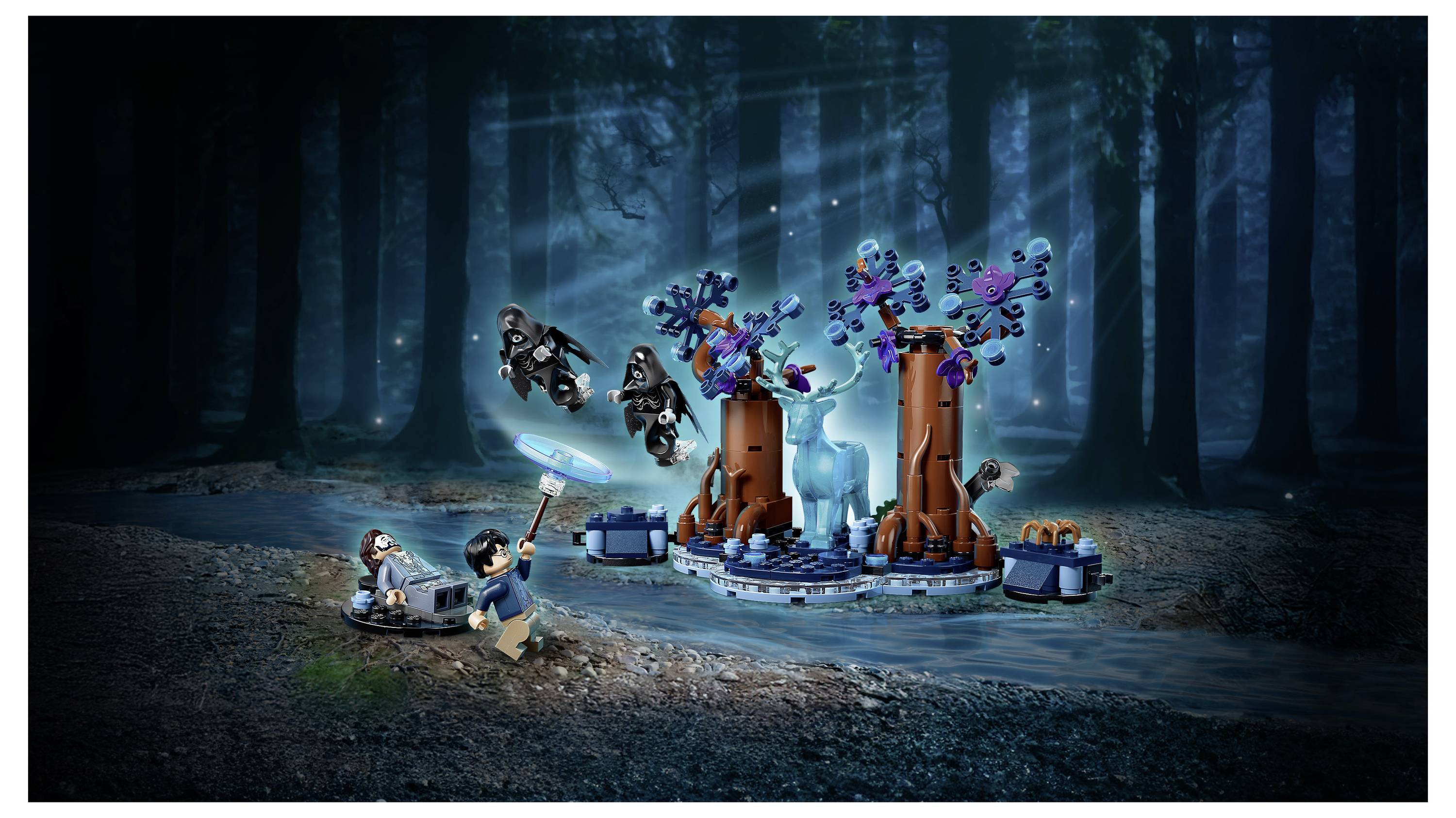 LEGO-ähnliche Fantasieszene in einem dunklen Wald mit einem leuchtenden blauen Einhorn, zwei Baumplattformen, schwebenden Charakteren und Kindern, die um ein kleines Lagerfeuer-Setup herum erkunden.