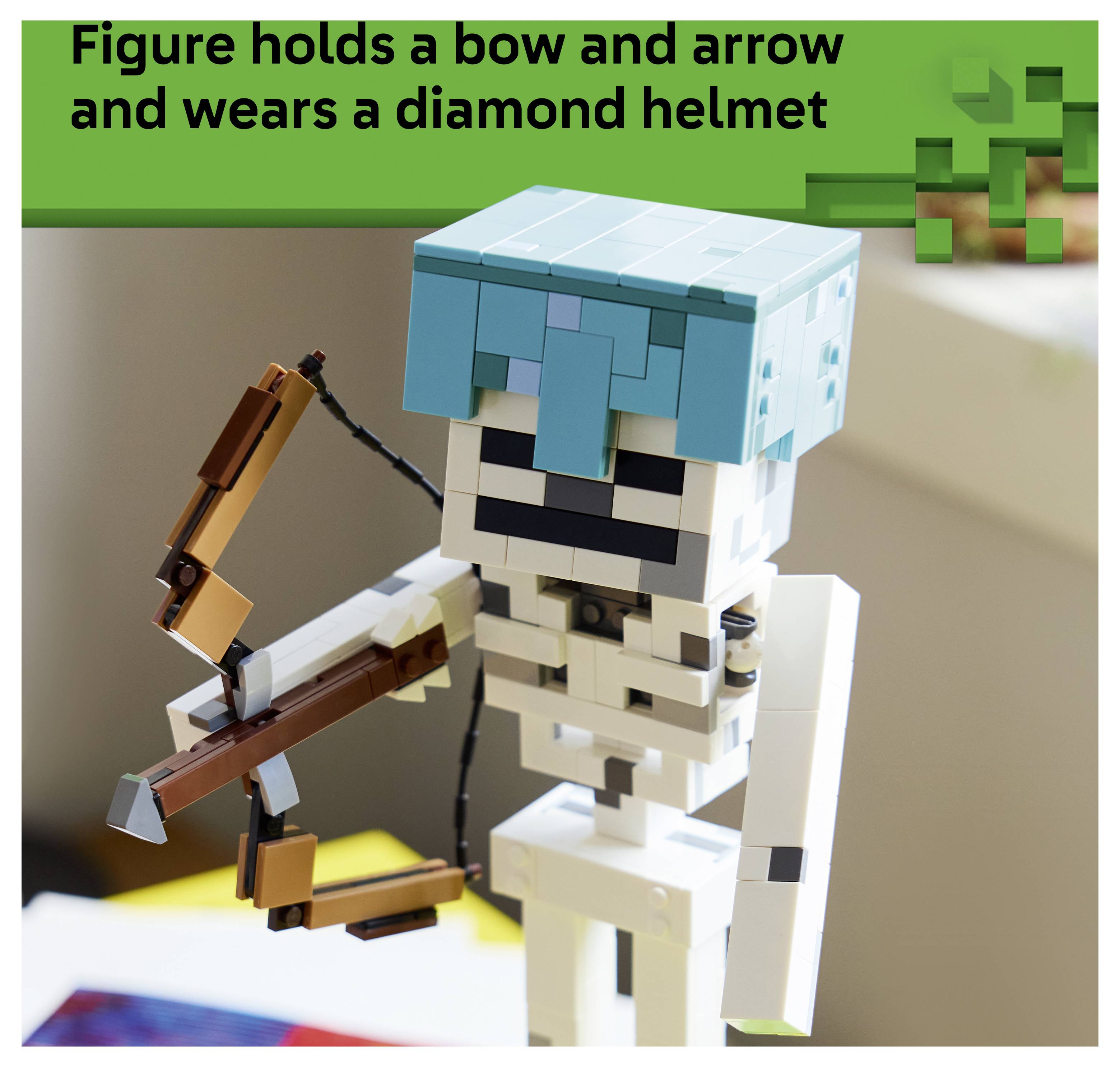 Lego-ähnliche Skelettfigur, die einen Bogen und Pfeile hält, mit einem hellblauen Diamanthelm.