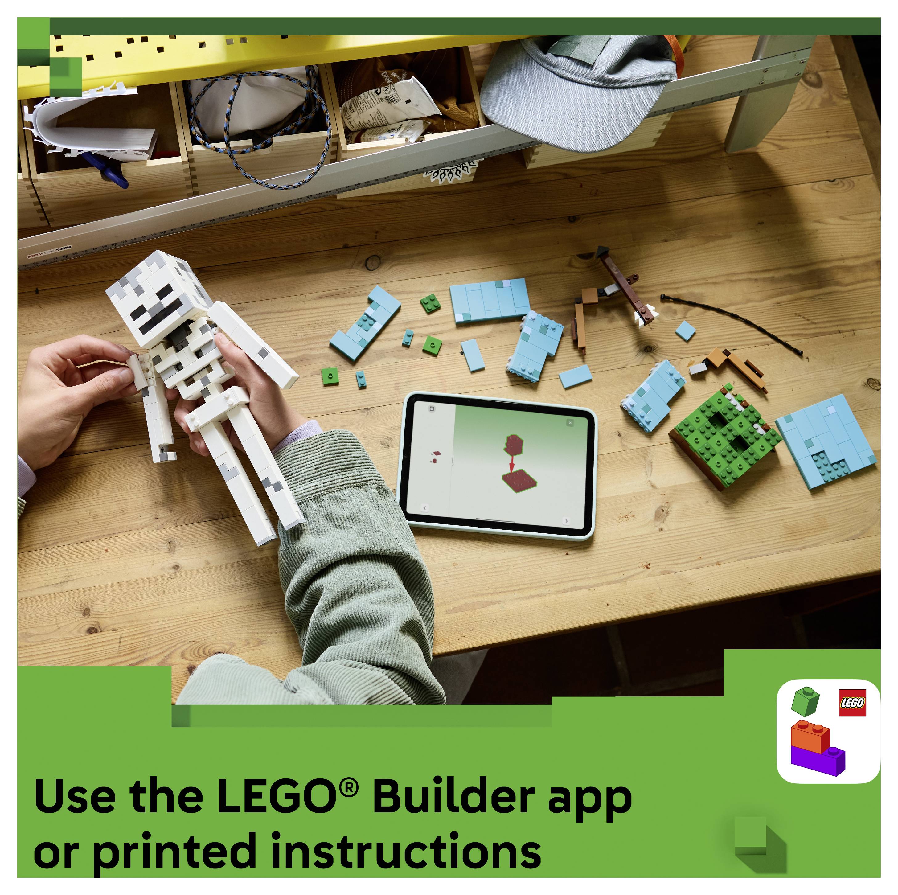 Person, die eine LEGO-Figur auf einem Holztisch mit Hilfe eines Tablets mit Anleitung zusammenbaut; der Text lautet „Verwenden Sie die LEGO® Builder App oder gedruckte Anleitungen