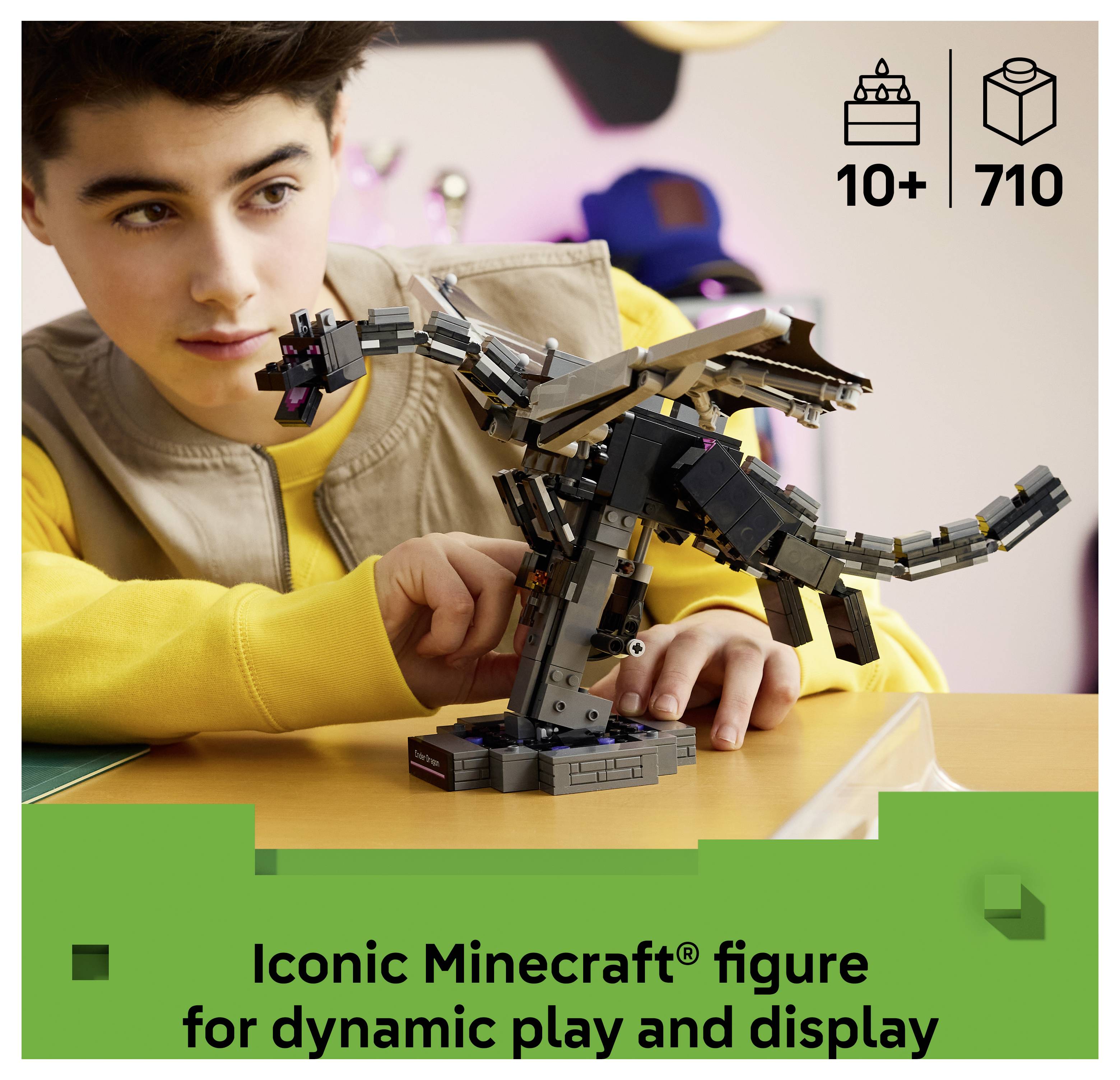 Junge stellt eine Minecraft-Drachenfigur auf einem Tisch zusammen und stellt sie aus, mit Text, der lautet „Ikonische Minecraft-Figur für dynamisches Spielen und Ausstellen