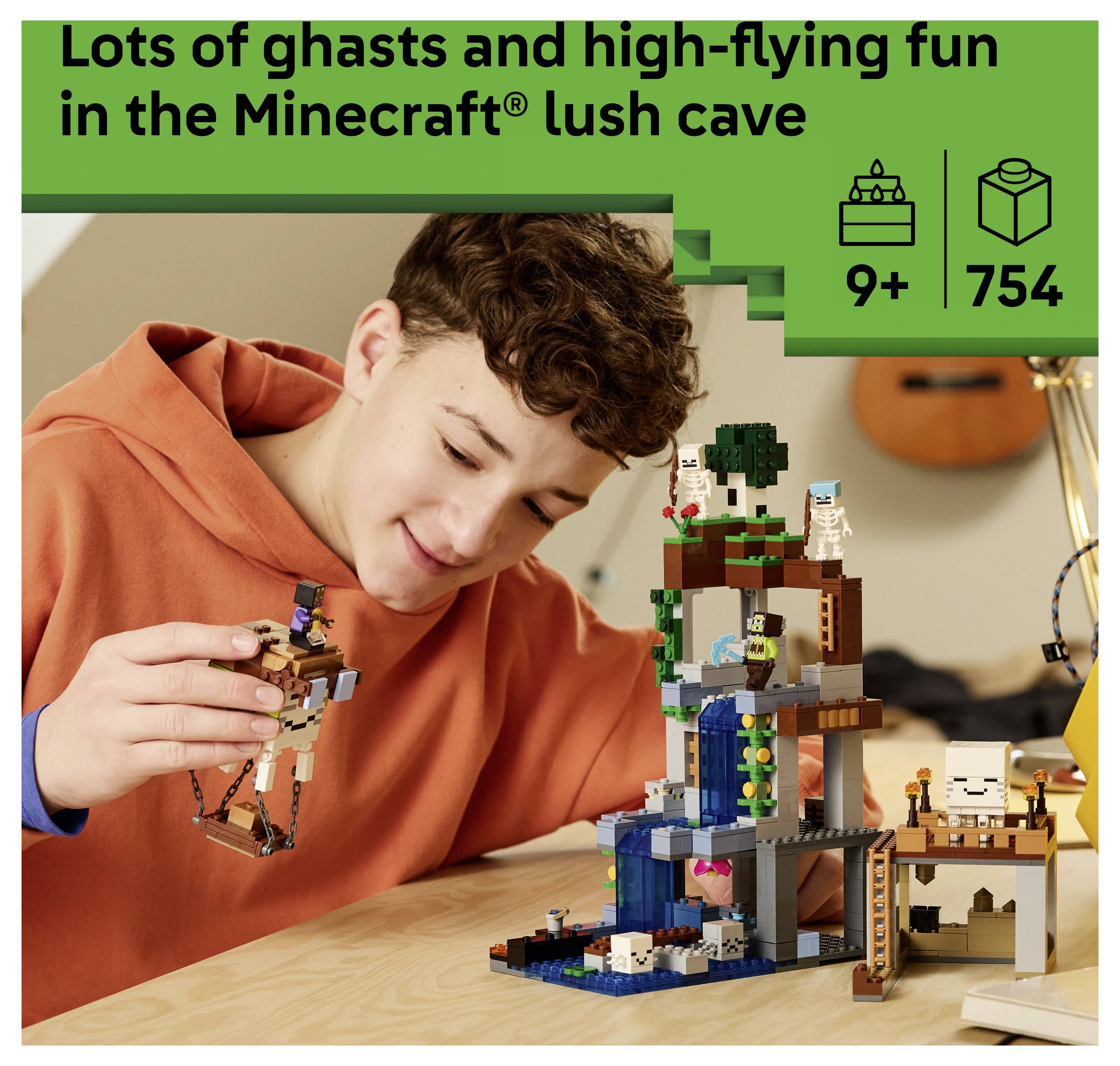 Junge baut und spielt mit einem LEGO Minecraft üppigen Höhlen-Set; Bild zeigt Altersangabe 9+ und 754 Teile.