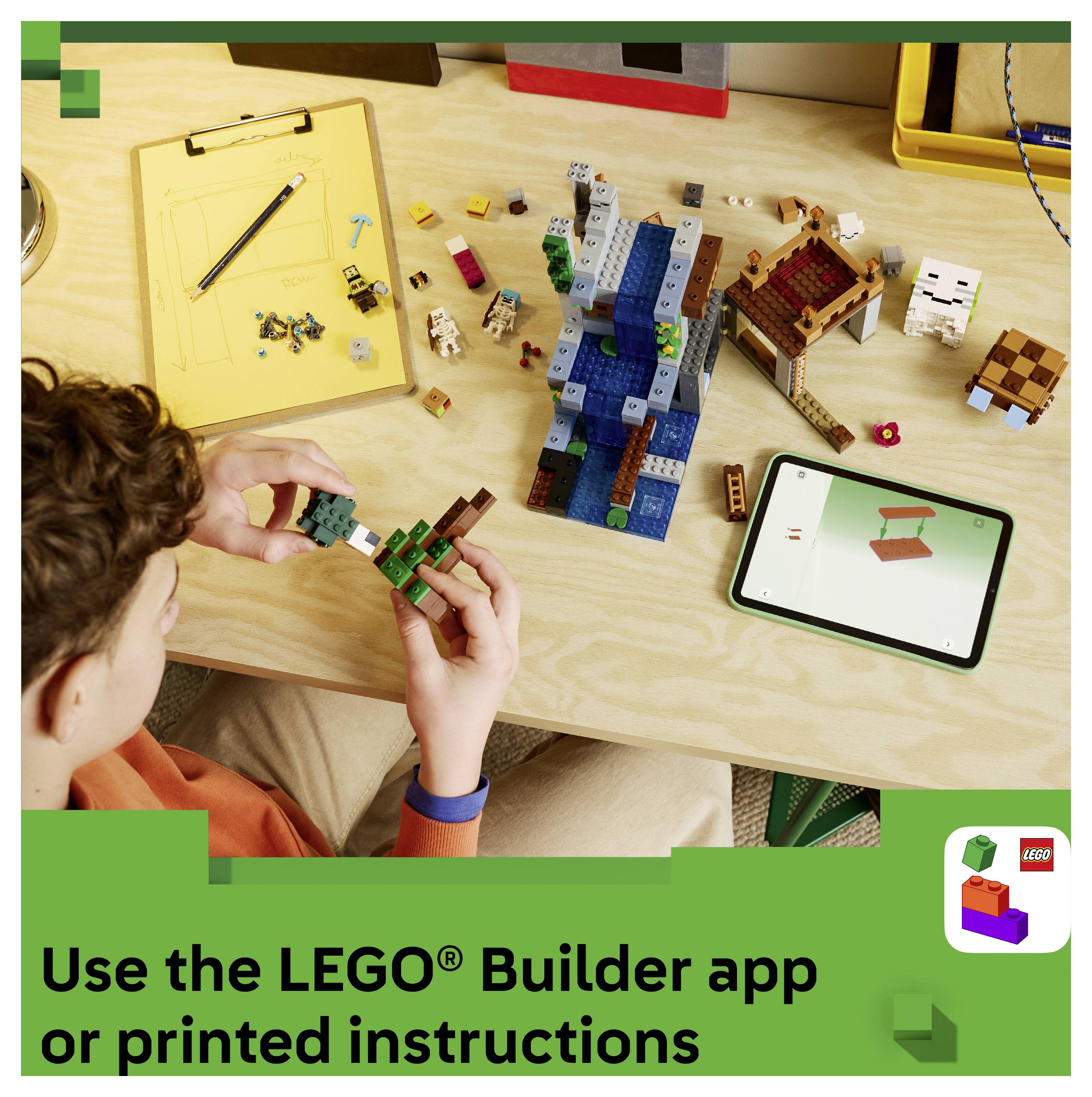 Ein Kind baut ein LEGO-Modell an einem Schreibtisch, während auf einem Tablet Anweisungen angezeigt werden; der Text sagt: „Nutzen Sie die LEGO Builder-App oder gedruckte Anweisungen