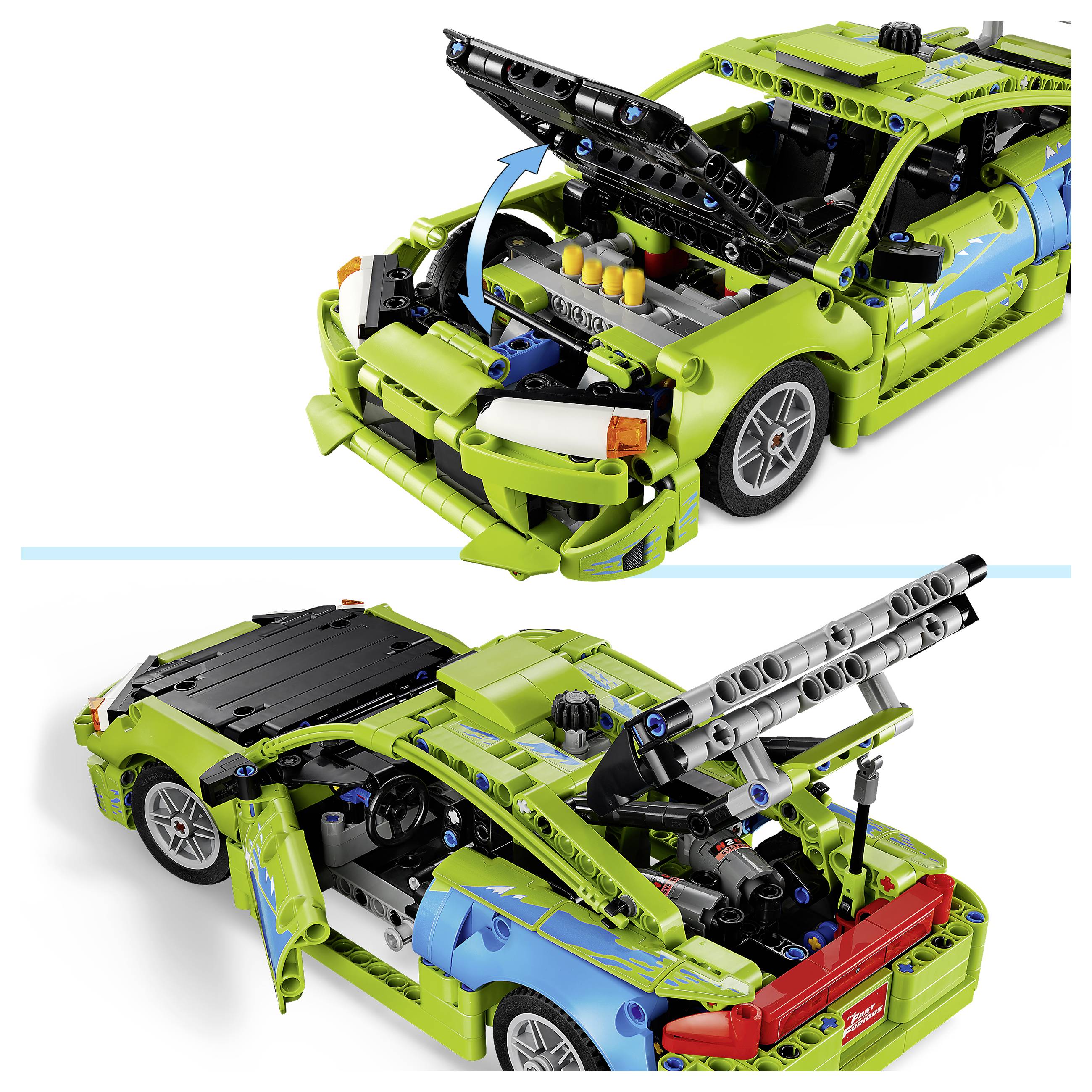 Zwei Ansichten eines hellgrünen LEGO-Rennwagens, bei dem die Motorhaube und die hintere Motorabdeckung geöffnet sind, um interne Motorteile und die innere Struktur zu zeigen.