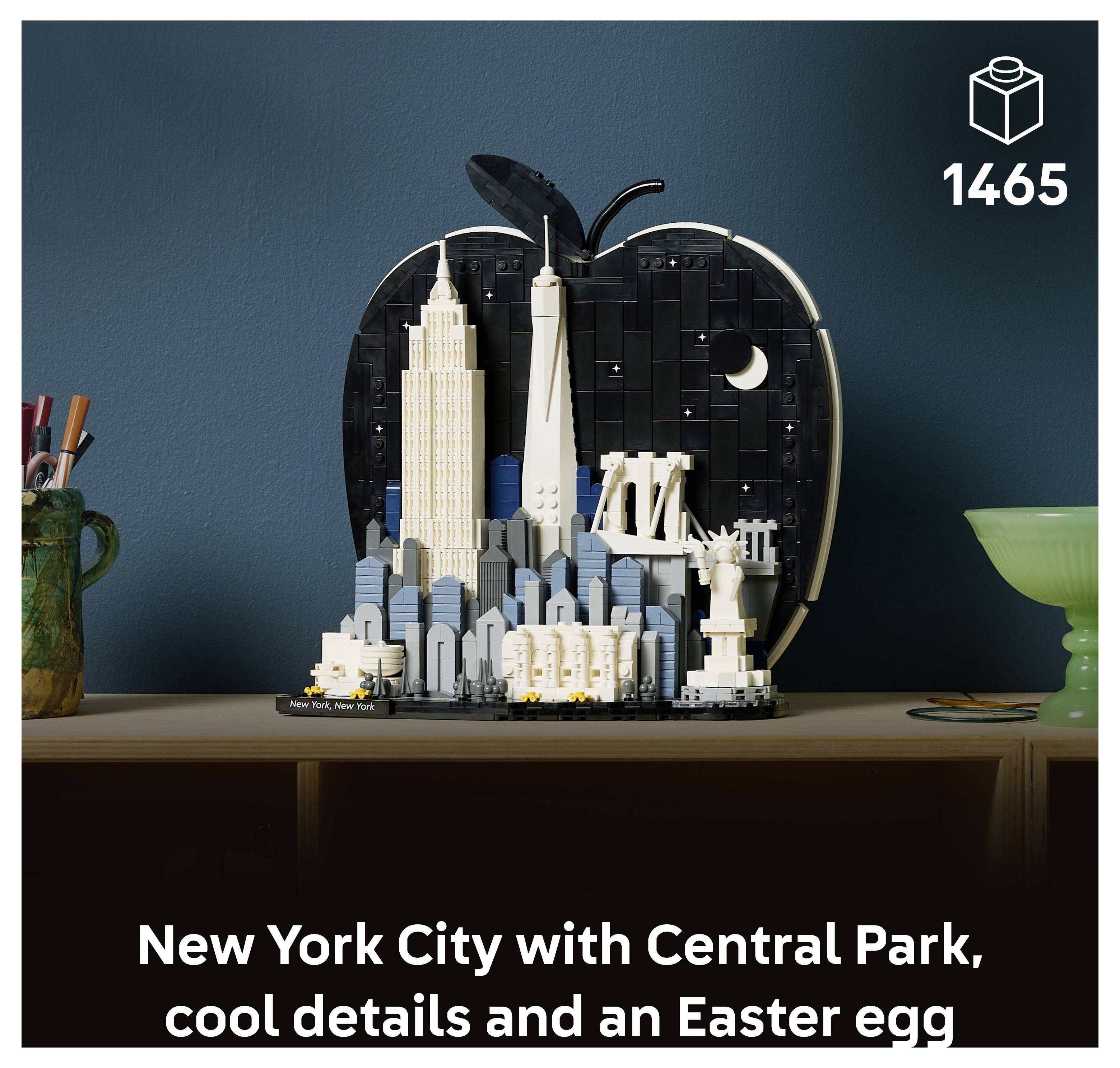 LEGO-ähnliches Modell der New York City Skyline in einem apfelförmigen Display mit dem Empire State Building, der Freiheitsstatue, Brücken und dem Mond; Set 1465.